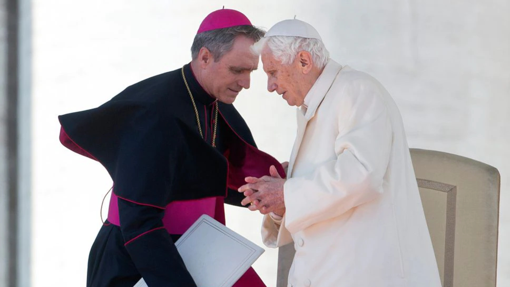 El hombre detrás de Benedicto XVI se confiesa en “Nada más que la verdad”