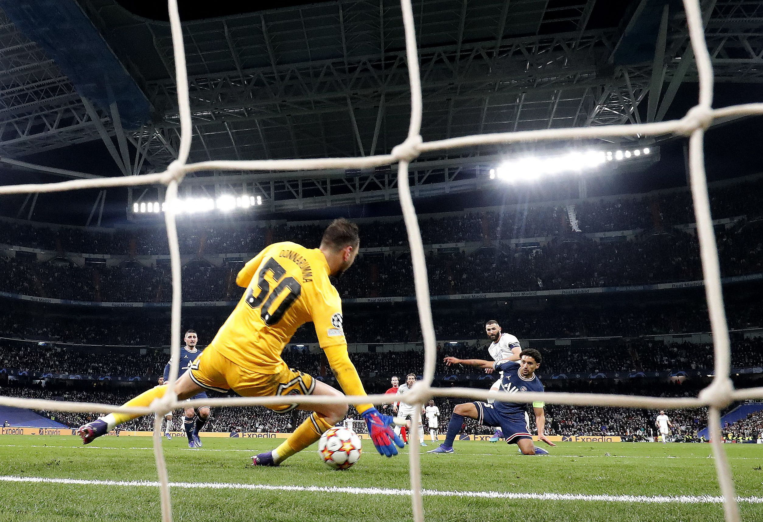 Il portiere italiano non è riuscito a rispondere dopo essere stato messo sotto pressione da 9 gol del Real Madrid, che ha segnato il primo dei suoi tre gol (REUTERS / Susana Vera)