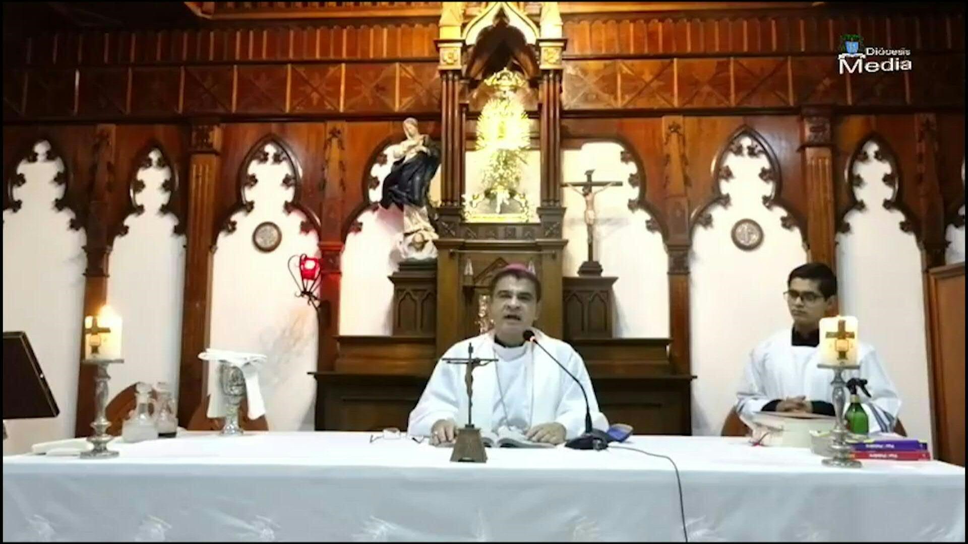 Despues de seis días de silencio, el obispo nicaragüense Rolando Álvarez reapareció oficiando misa desde la curia donde se encuentra recluido. (Imagen Diócesis de Matagalpa)