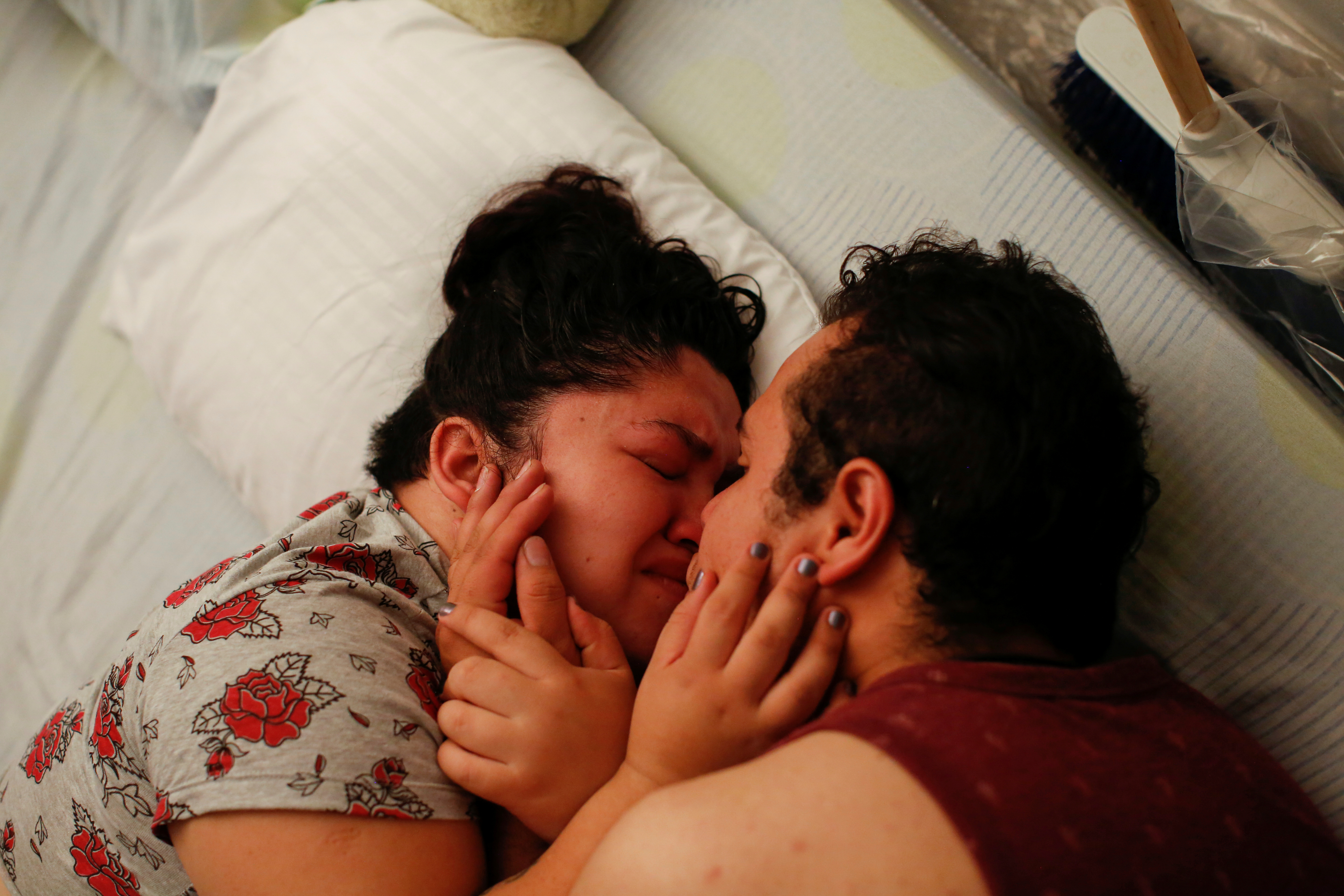 Miguel Flores Torres consuela a su esposa Karla López Rangel, en Xochimilco, Ciudad de México. , México, 24 de mayo de 2020. Foto: REUTERS / Gustavo Graf