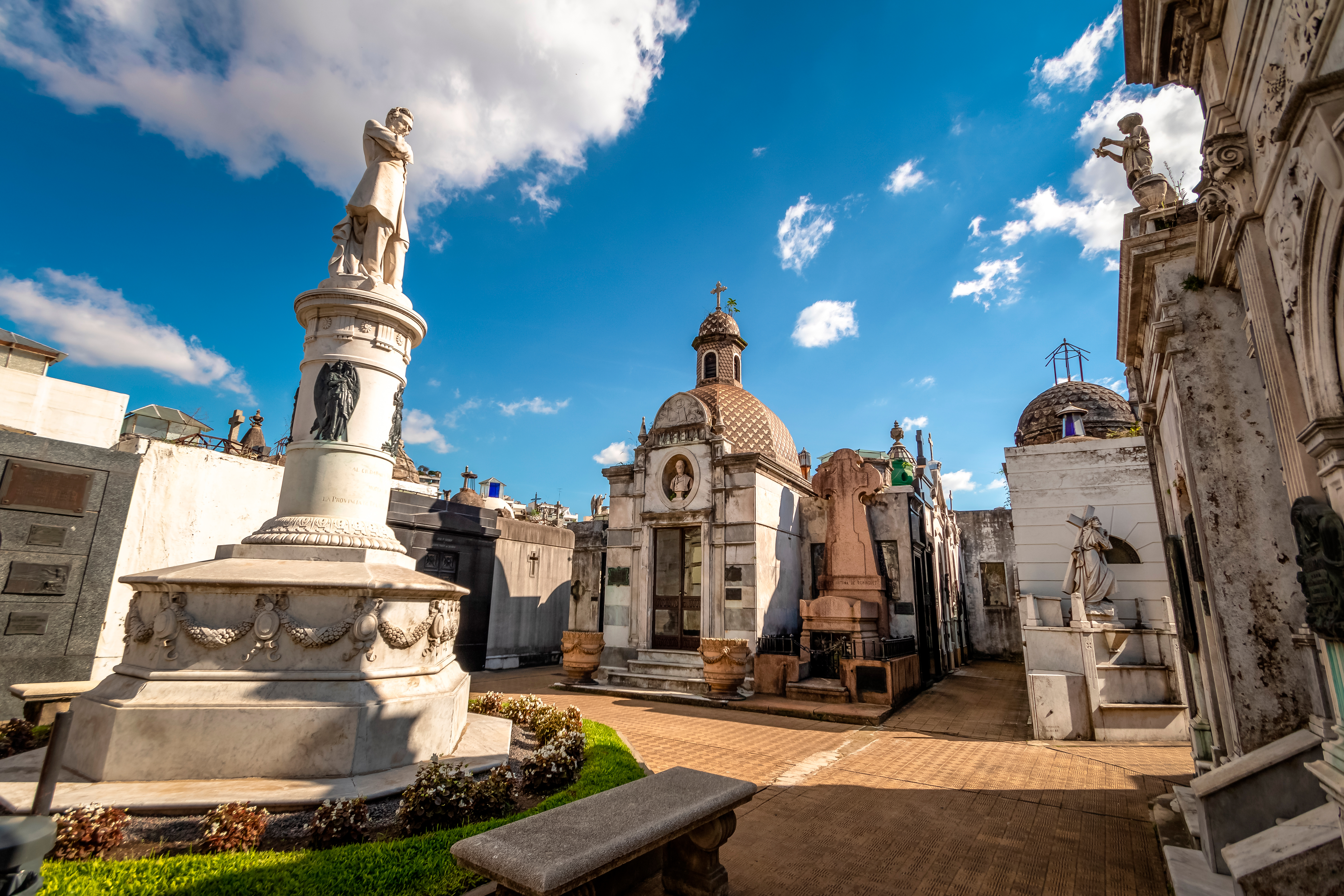 El emblemático Cementerio de la Recoleta en la Capital Federal fue construido sobre terrenos expropiados a la Iglesia, sin indemnización