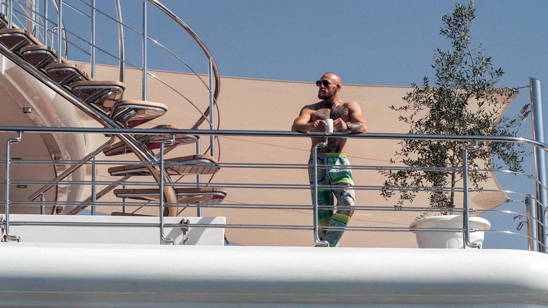 El increíble yate en el que llegó Conor McGregor a Abu Dhabi para luchar contra Dustin Poirier en UFC