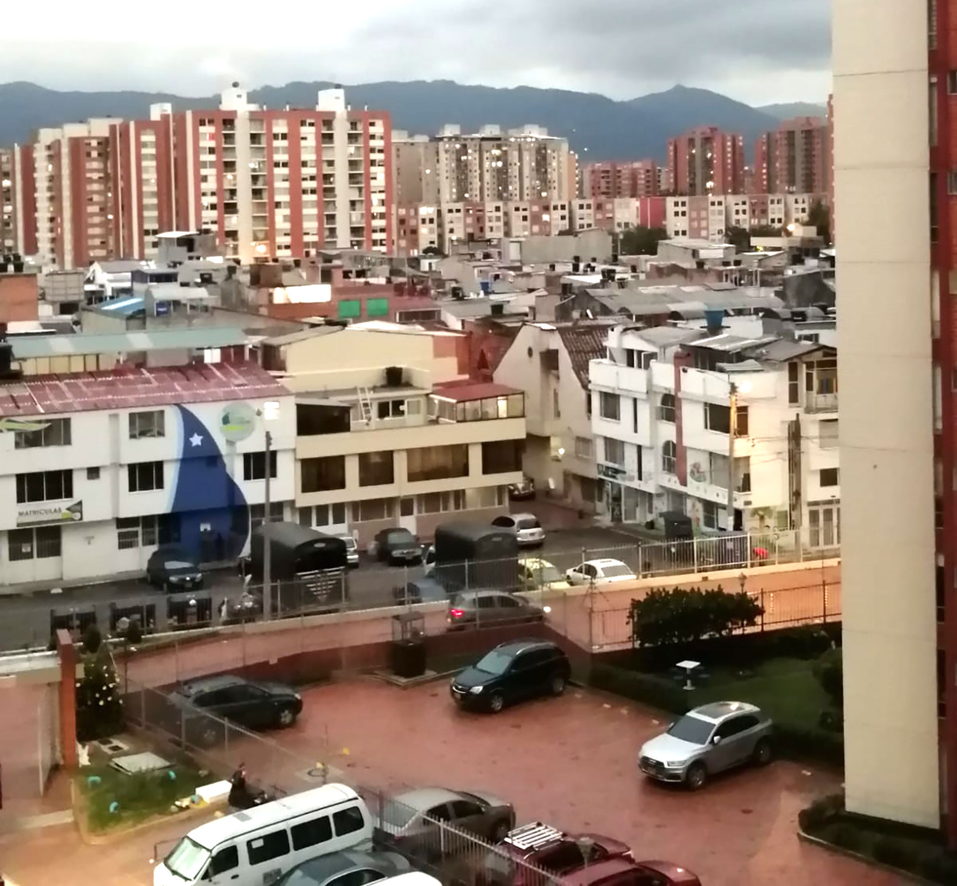 Los edificios en Bogotá disponen de cocheras propias donde los inquilinos estacionan sus vehículos. Es usual que nadie deje su auto en la calle por cuestiones de seguridad
