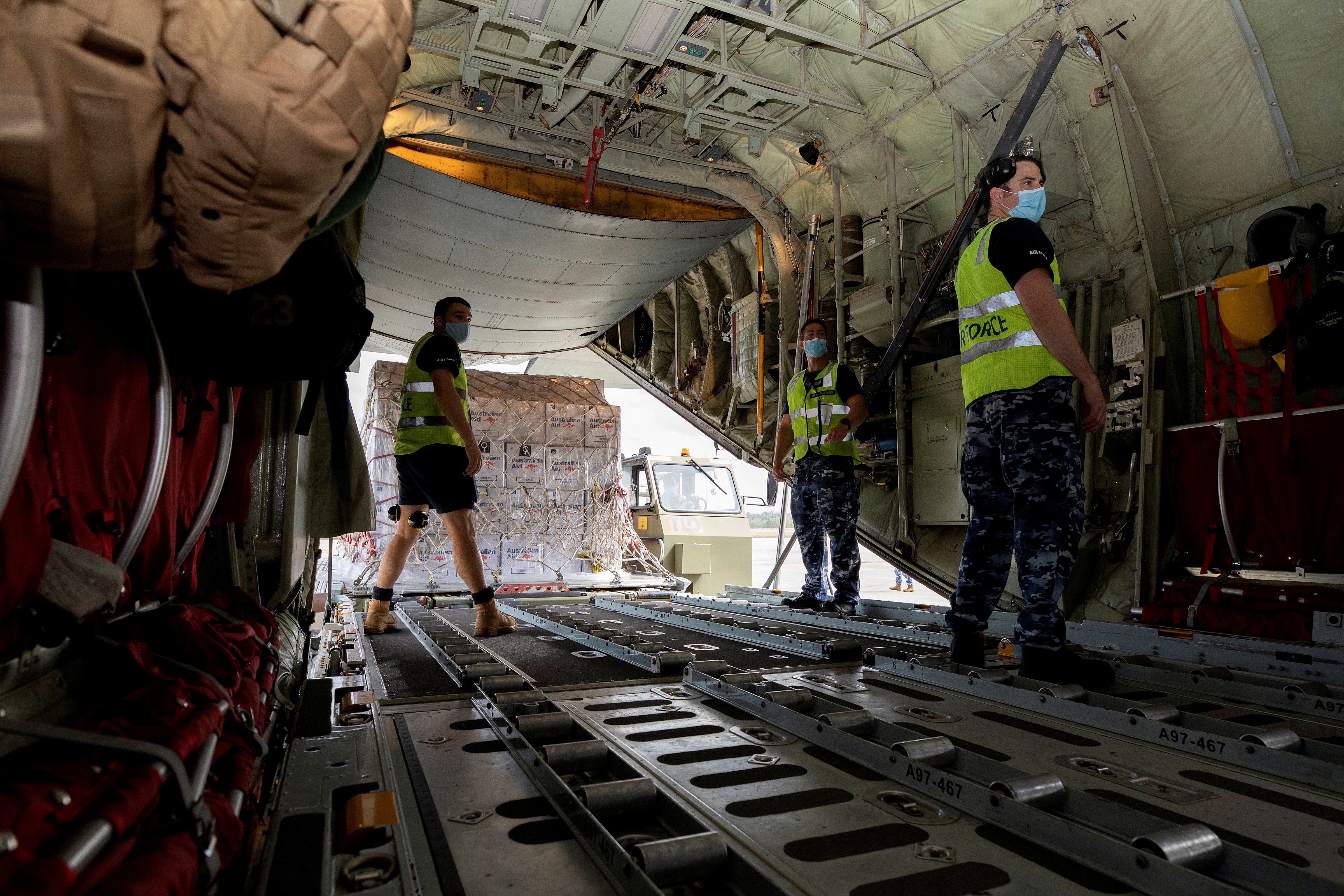 Un avión australiano traslada ayuda para los afectados por el tsunami en Tonga (Australian Department of Defence/Handout via REUTERS)