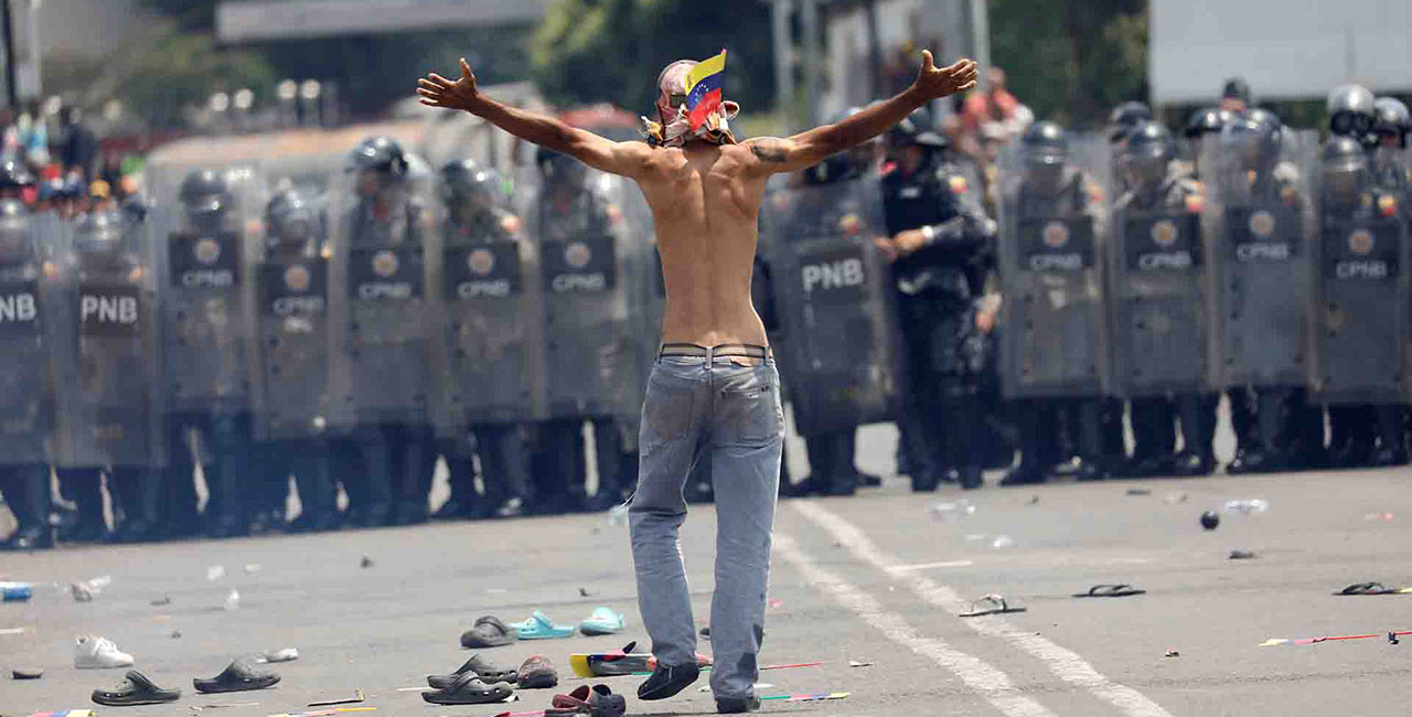 Represión en una protesta en Venezuela en 2017 (REUTERS/Edgard Garrido)