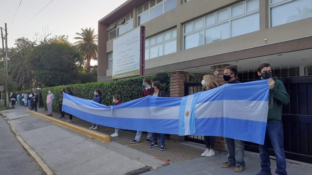 Padres del Colegio Jesús María, en San Miguel, participaron de un banderazo como modo de protesta por el cierre de escuelas en Provincia
