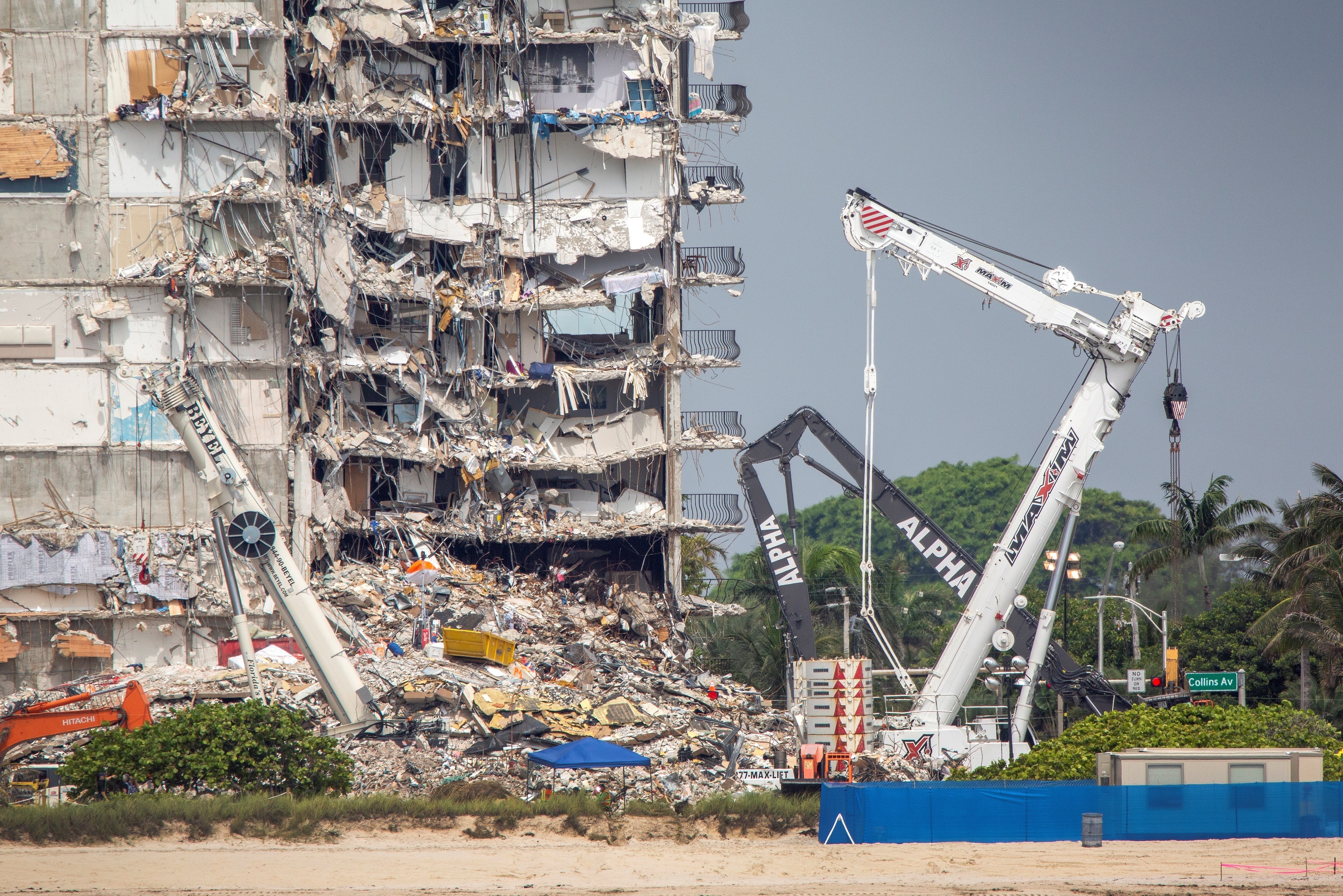 En total, 98 personas murieron cuando el edificio residencial de 12 pisos se derrumbó el 24 de junio de 2021 en Surfside, Florida (EFE/Cristóbal Herrera)
