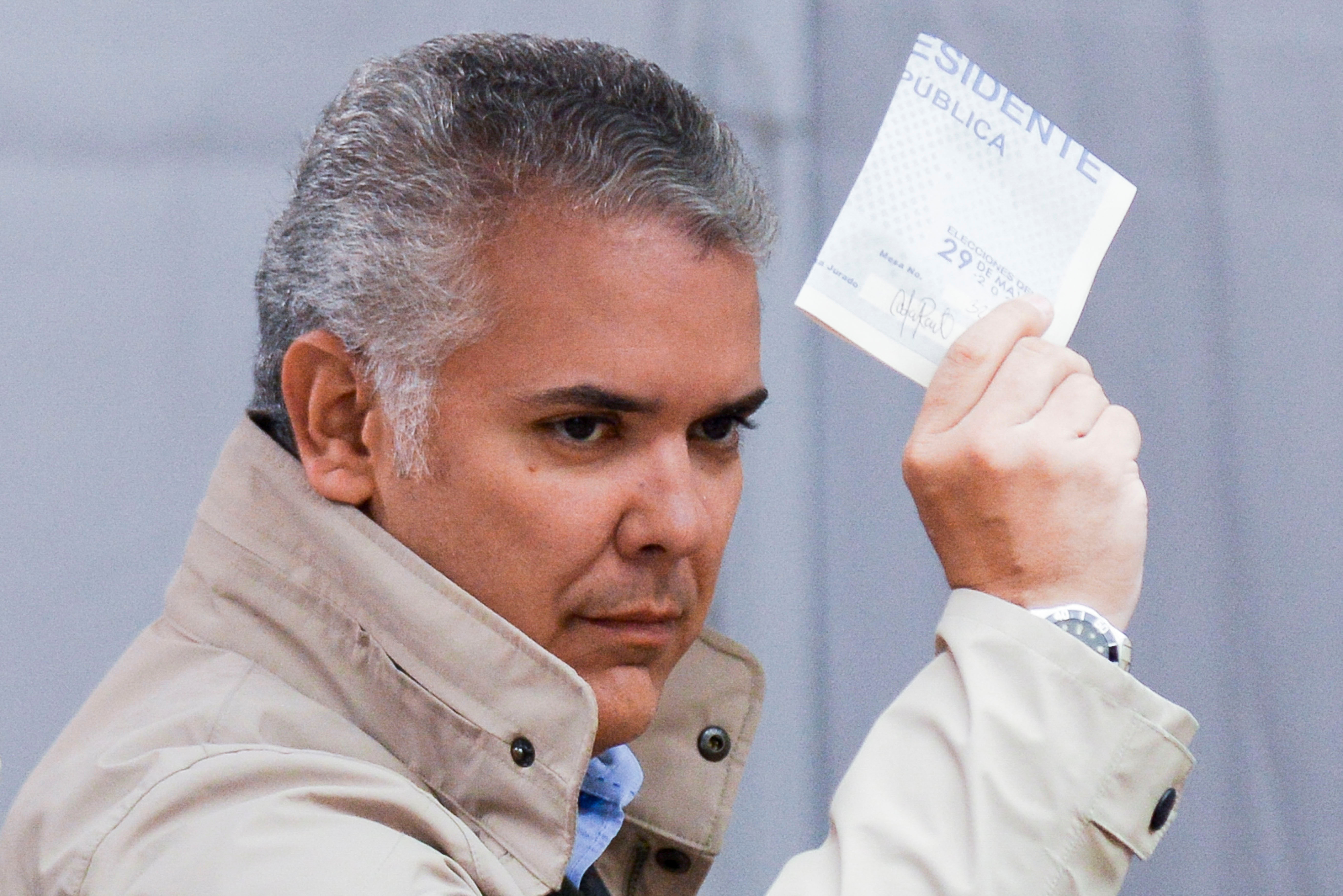 El presidente de Colombia, Iván Duque, deposita su voto en un colegio electoral durante la primera vuelta de las elecciones presidenciales en Bogotá, Colombia, el 29 de mayo de 2022. REUTERS/Vannessa Jiménez