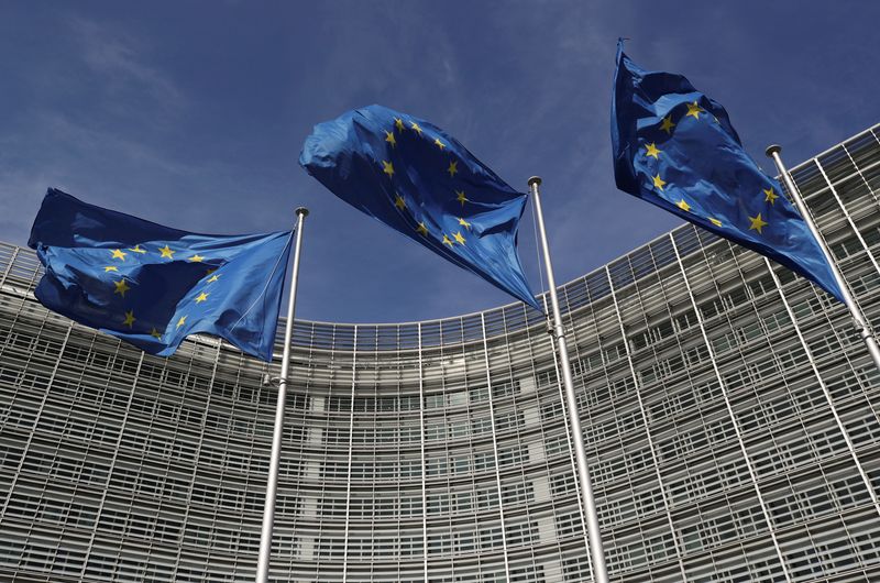 Banderas de la Unión Europea frente a la sede de la Comisión Europea en Bruselas, Bélgica, 24 de marzo de 2021. REUTERS/Yves Herman/Archivo