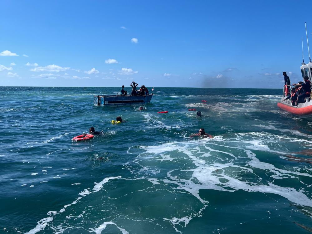 Una estación de la Guardia Costera de Cayo Hueso rescató a personas en el agua a unas 3 millas al sur de Cayo Hueso, Florida, el 6 de julio de 2022. Los cubanos fueron repatriados a Cuba el 8 de julio de 2022. (Guardia Costera de EE.UU)
