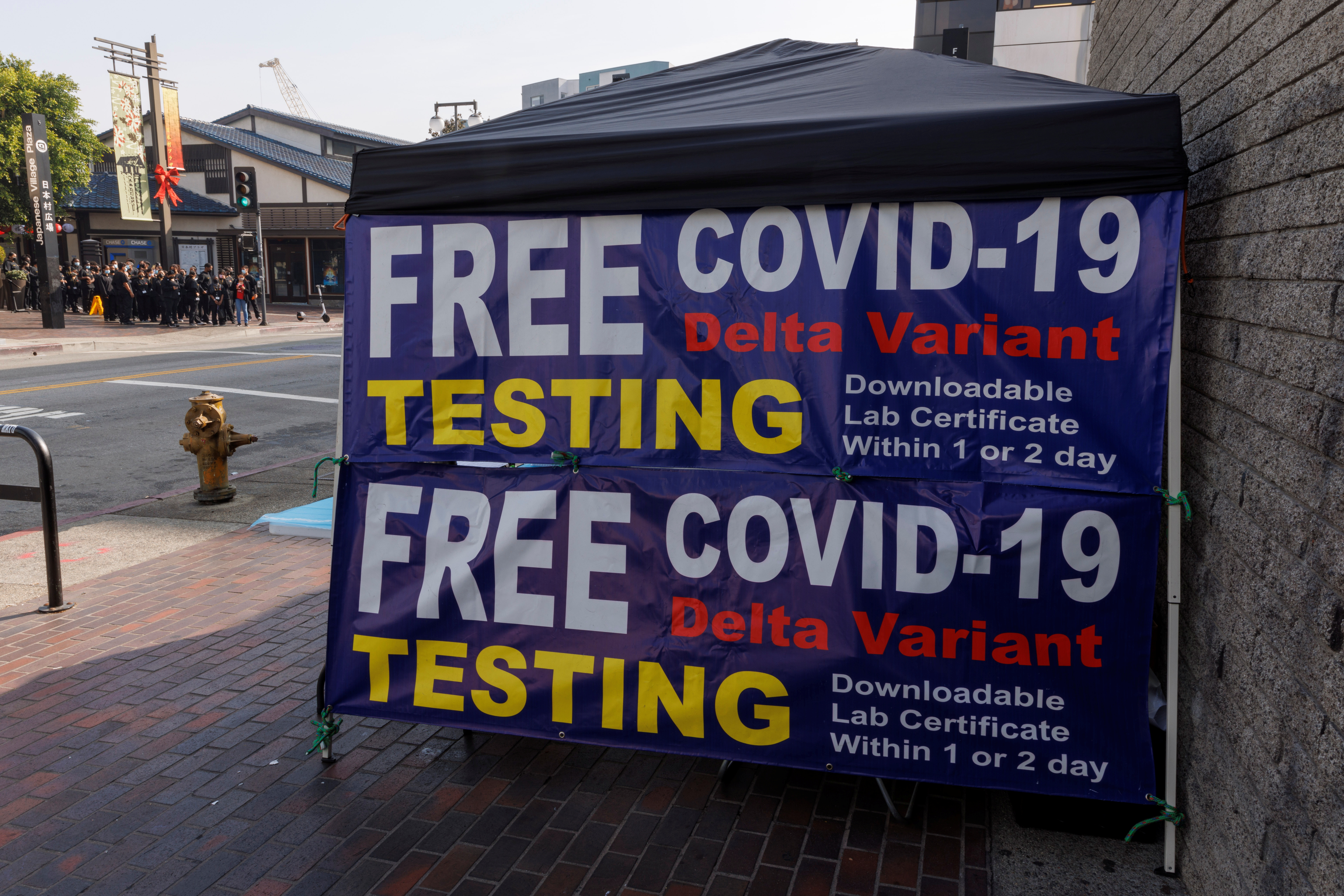 Un centrode testeo de COVID-19 en Los Ángeles, California, EE.UU. 16 de noviembre de 2021. (REUTERS/Mike Blake)