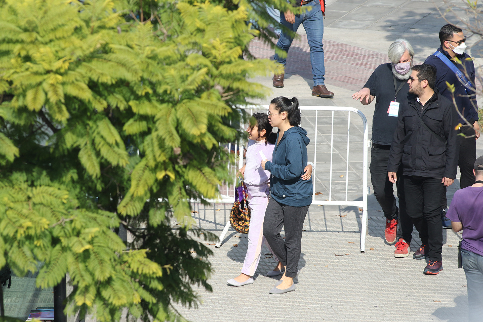 La mujer de Robert De Niro, Tiffany Chen, y su hija Helen Grace llegando al set de Nada