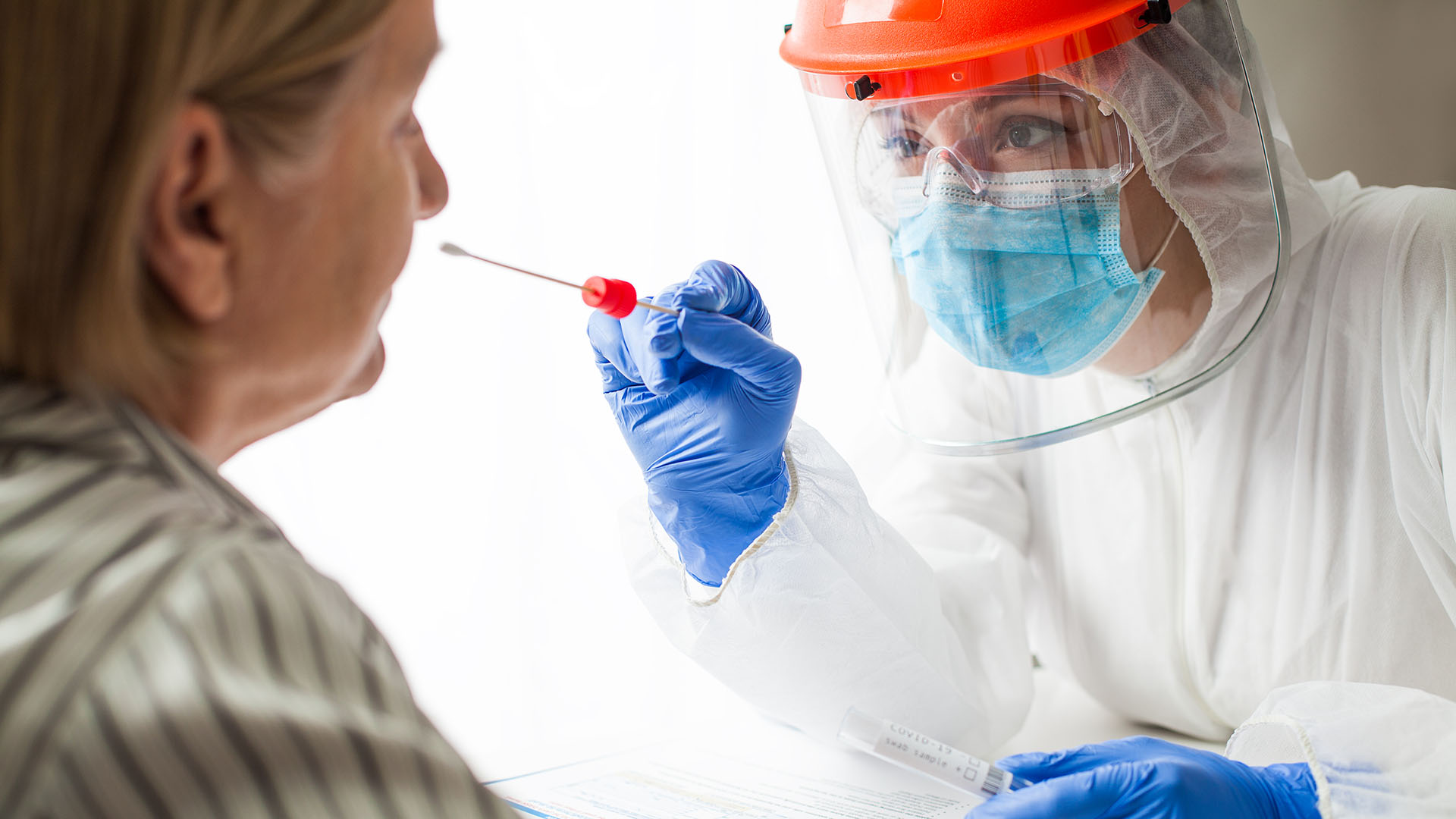 Una de las preguntas clave para predecir el curso de la pandemia por COVID-19 es qué tan bien y durante cuánto tiempo protegen las respuestas inmunitarias al huésped de la reinfección (Shutterstock)