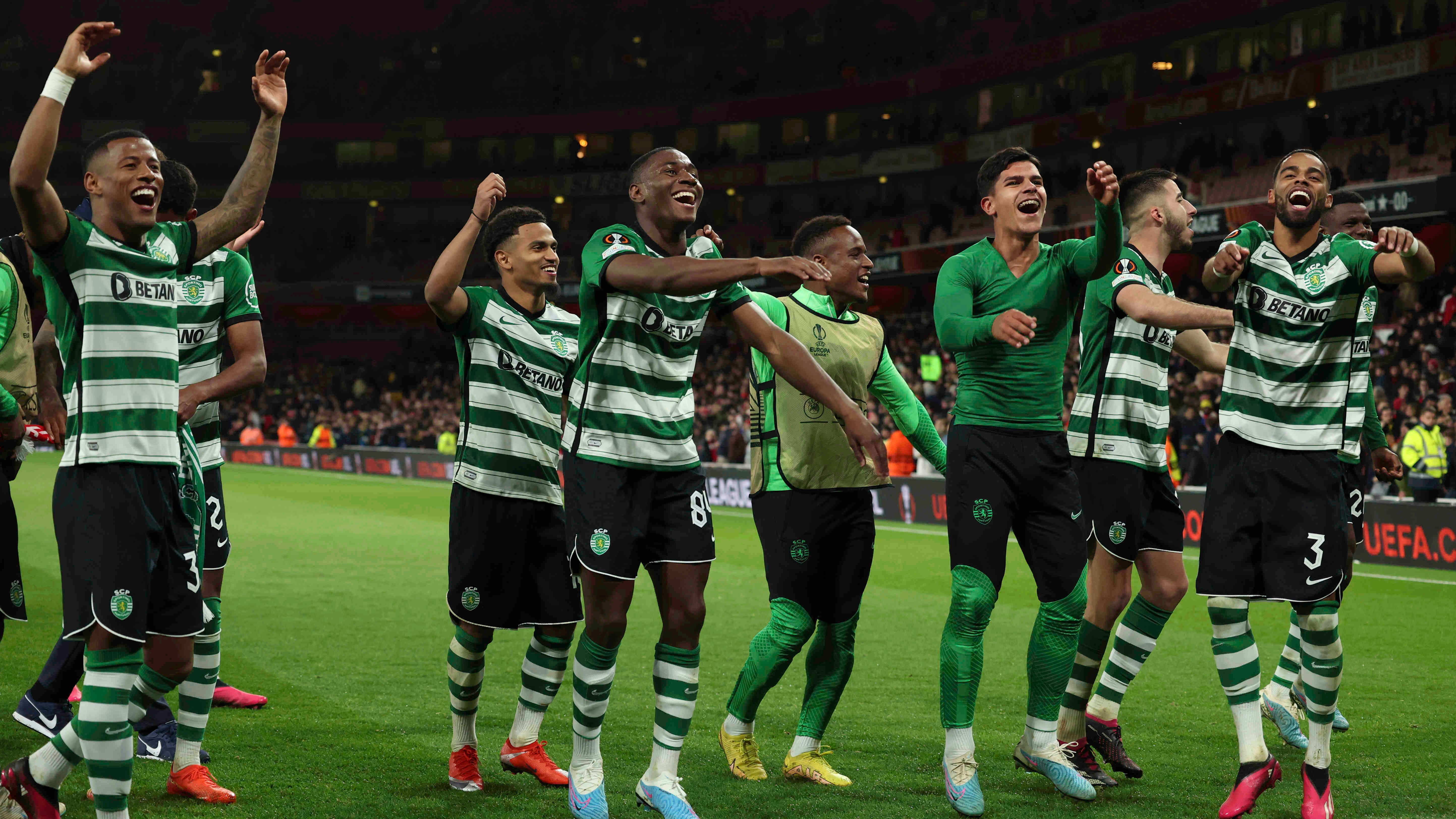 Jugadores del Sporting de Lisboa celebran tras ganar en la ronda de penales al Arsenal en los octavos de final de la Liga de Europa el jueves 16 de marzo del 2023. (AP Foto/Ian Walton)