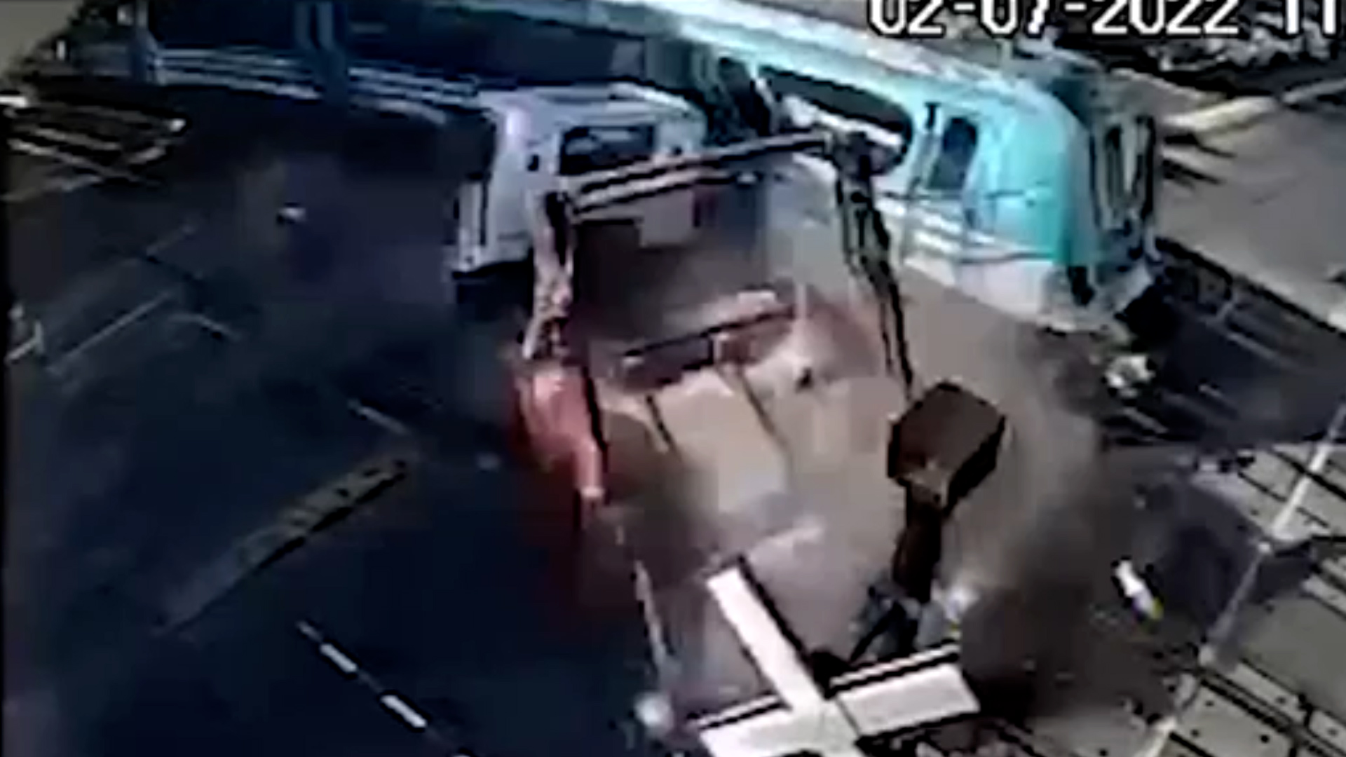 Accidente en Caballito: un tren chocó contra un camión que cruzó con las barreras bajas