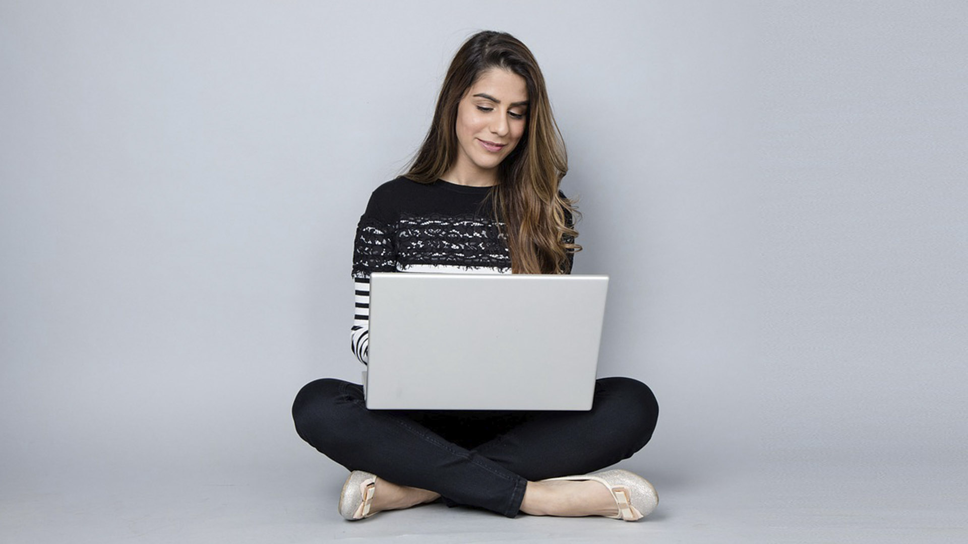 Una estudiante toma clases en línea. Foto: Pixabay