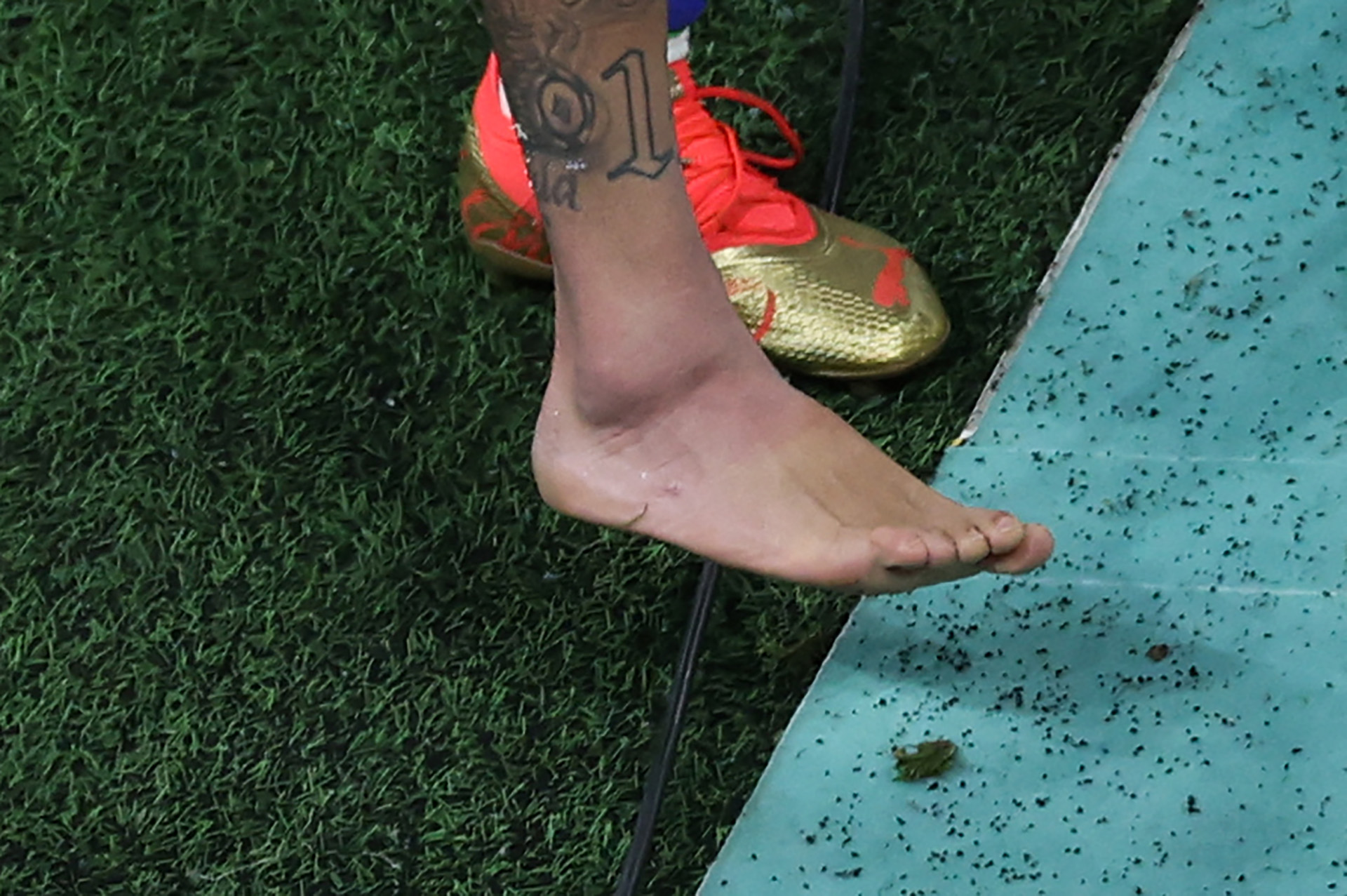 Así quedó el tobillo derecho de Neymar tras el encuentro entre Brasil y Serbia por la primera fecha del Grupo G del Mundial Qatar 2022 (Photo by Giuseppe CACACE / AFP)