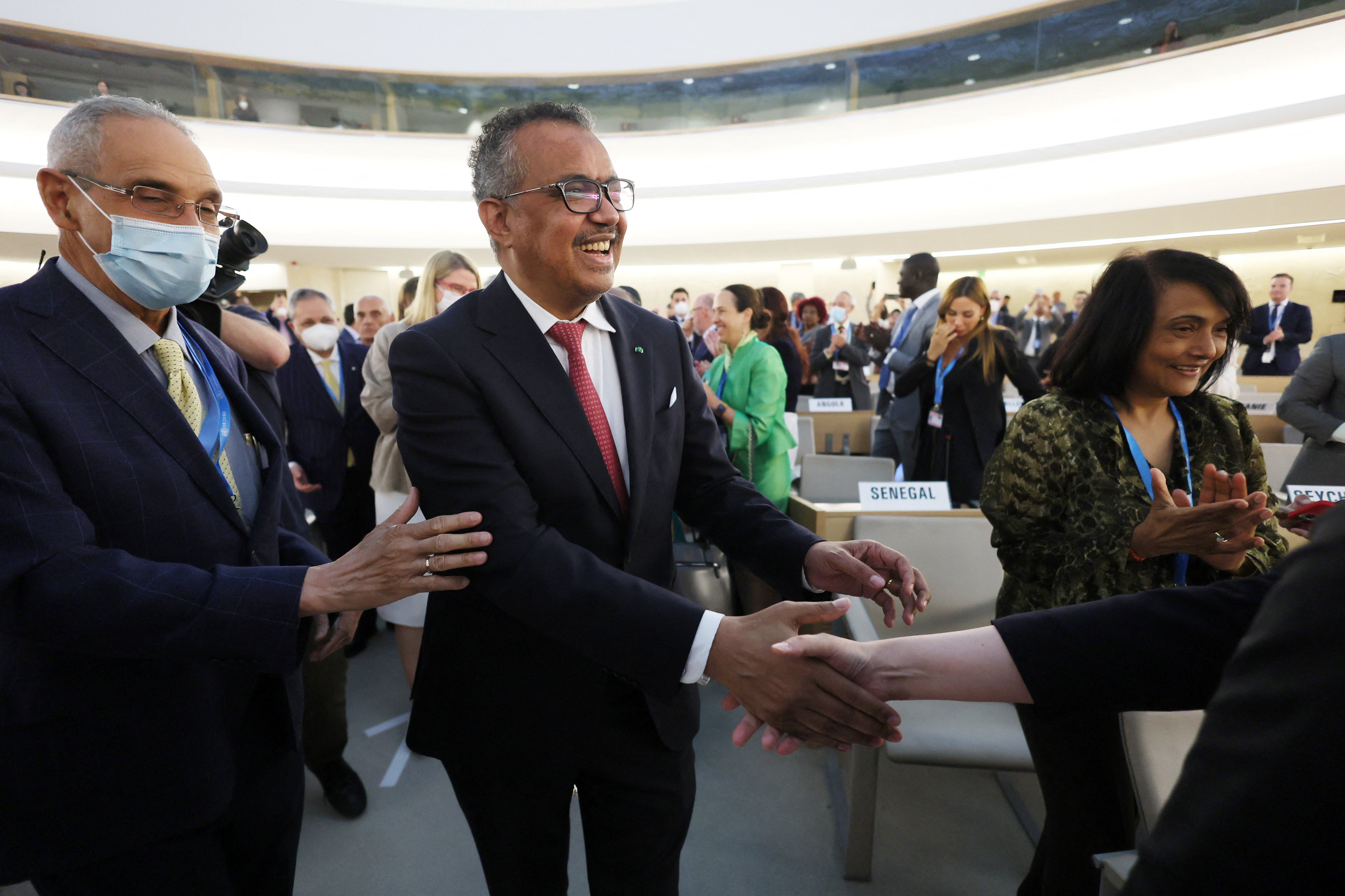 El Dr. Tedros Adhanom Ghebreyesus, Director General de la Organización Mundial de la Salud (OMS), celebra su reelección durante la 75.ª Asamblea Mundial de la Salud en las Naciones Unidas en Ginebra, Suiza, el 24 de mayo de 2022. REUTERS/Denis Balibouse