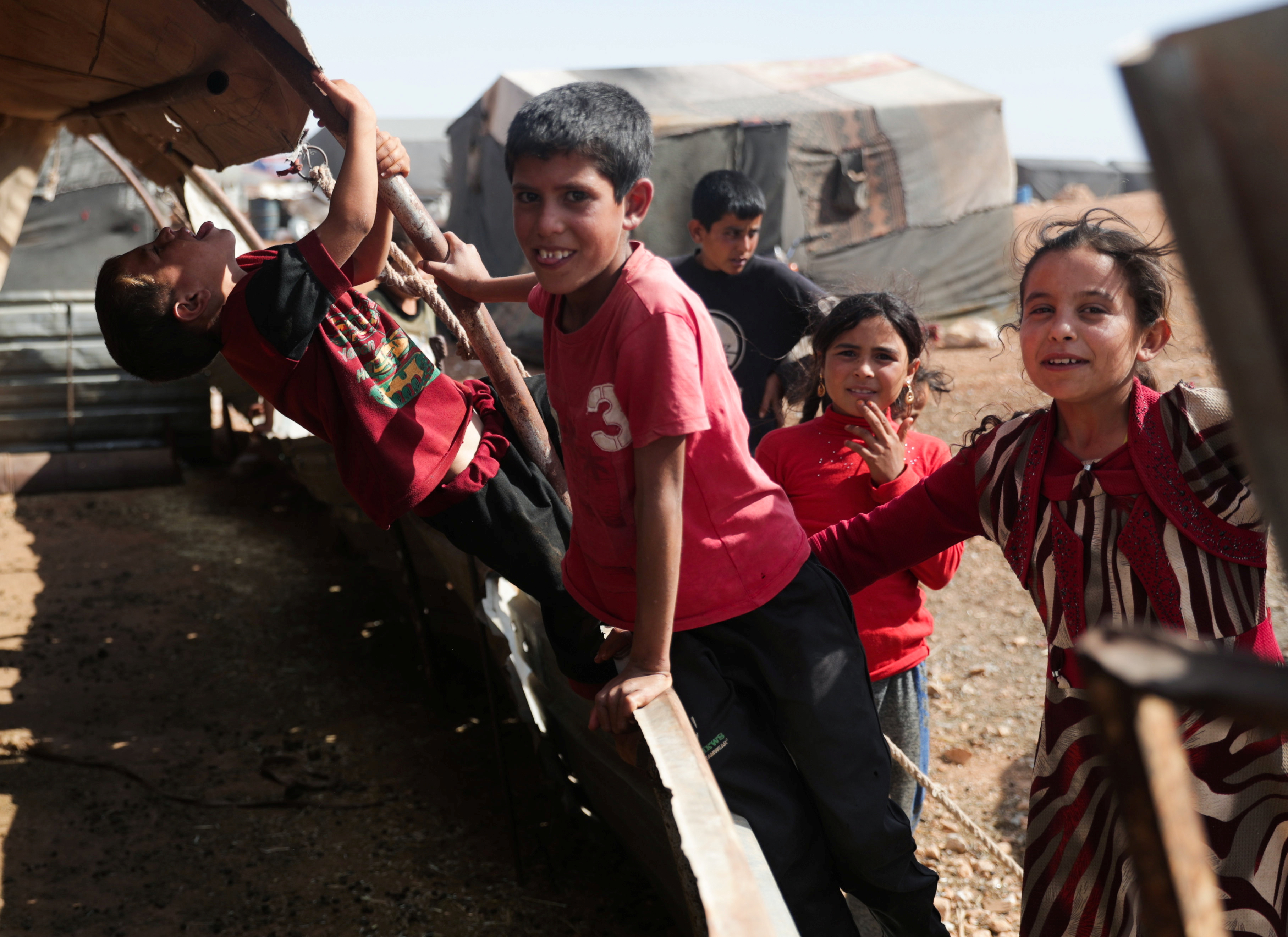 Niños en el campamento de Atmeh, cerca de la frontera turca, Siria, 13 de junio de 2020. Fotografía tomada el 13 de junio de 2020. REUTERS / Khalil Ashawi