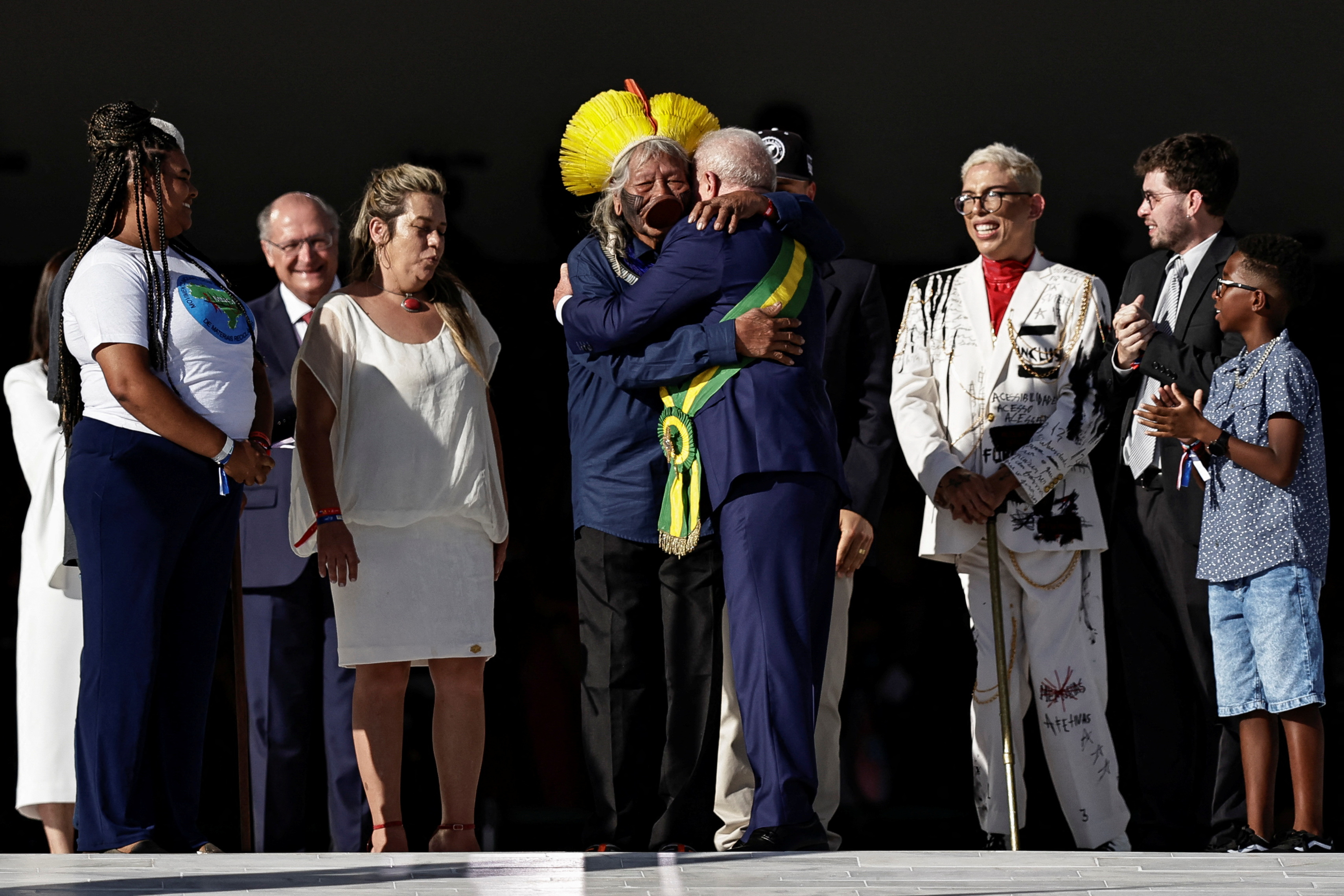 Lula abraza al líder indígena Raoni Metuktire tras recibir la banda presidencial 