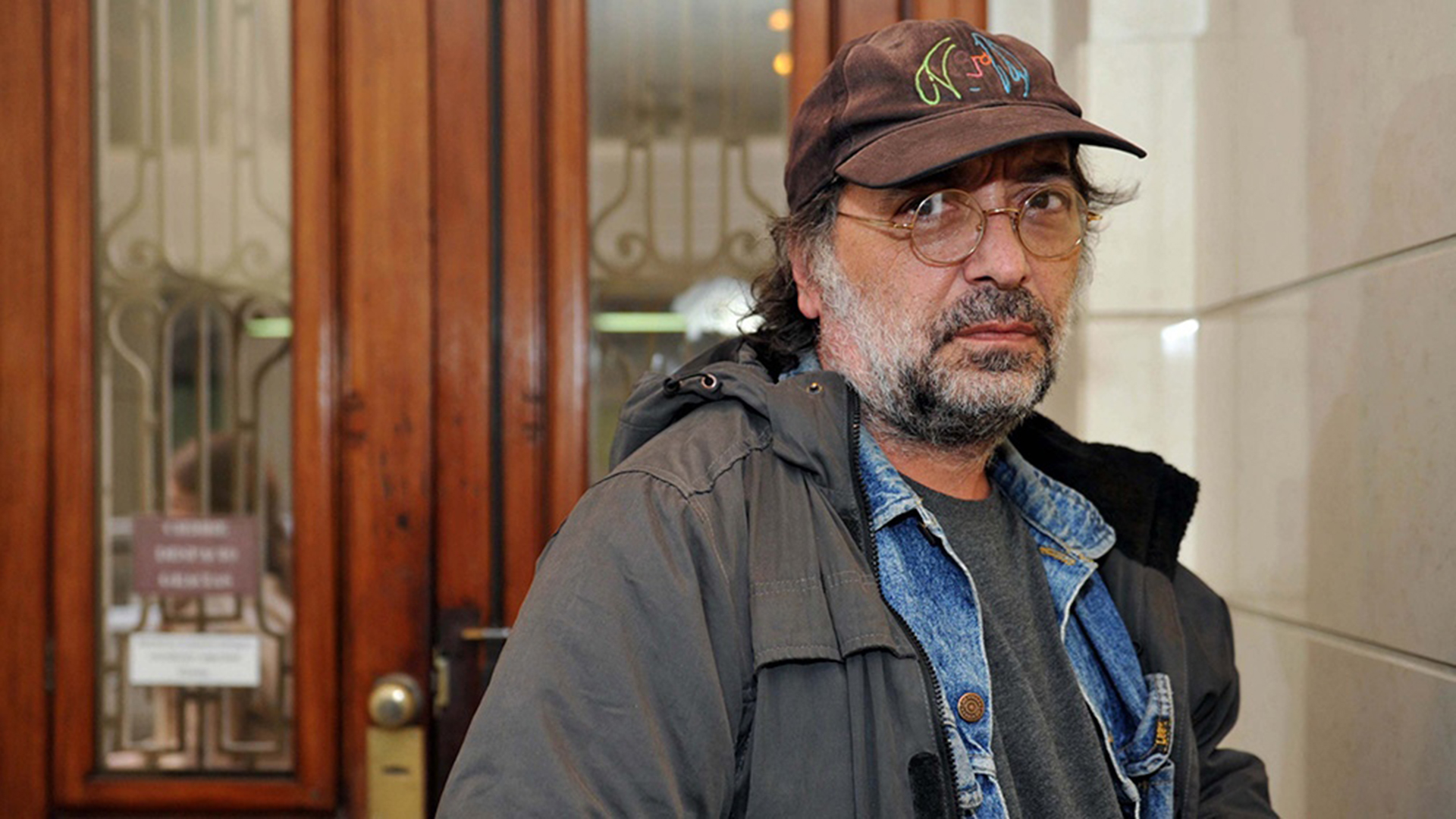 Pedro Saborido nació en 1964 en Lanús, Buenos Aires. Ha escrito sobre el Conurbano y el peronismo.