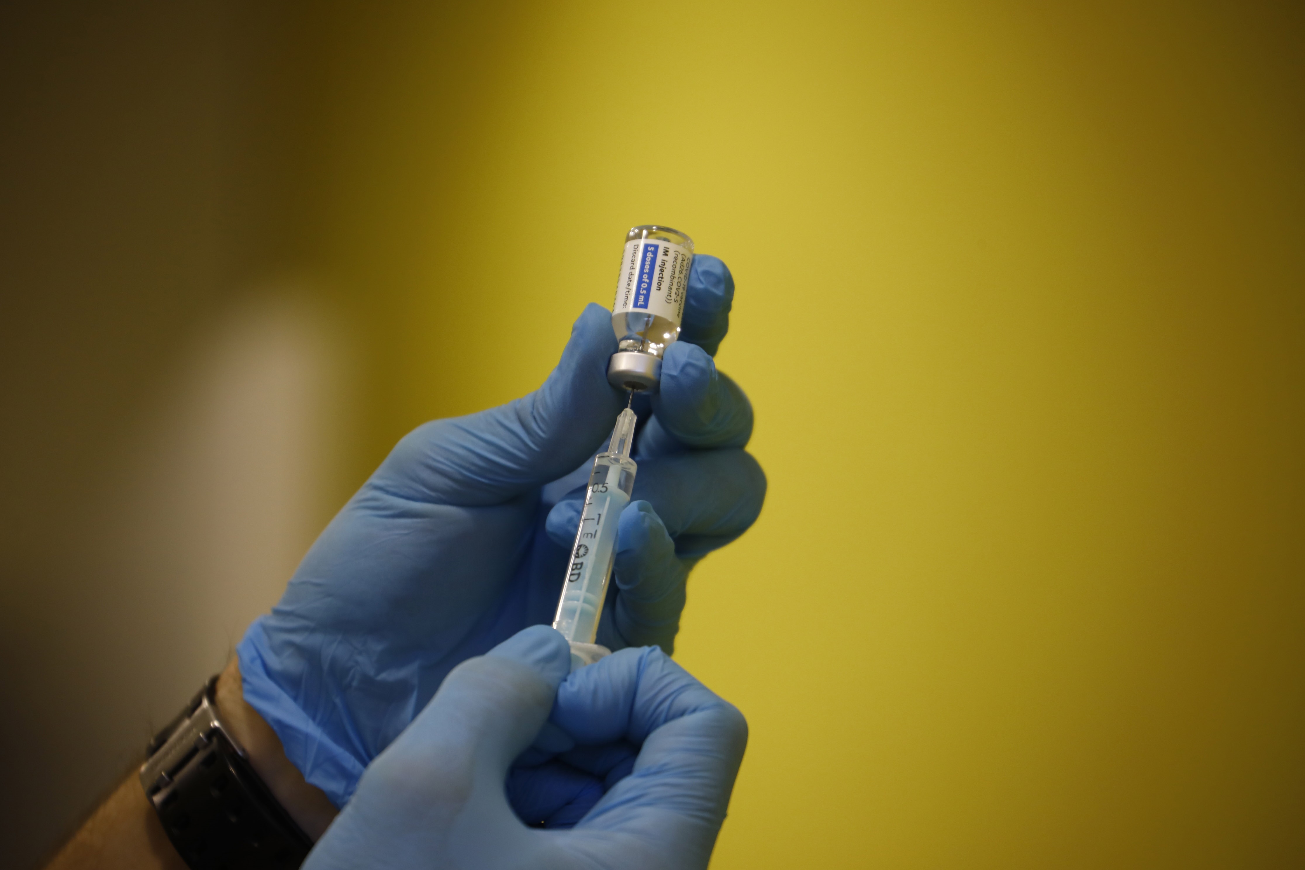 Un sanitario prepara una dosis de la vacuna de Janssen. EFE/Salas/Archivo
