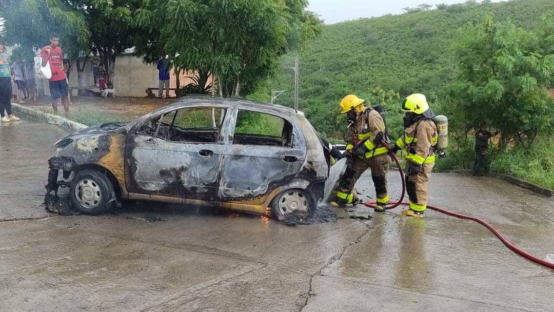 Unos de los 10 taxis que ha sido quemado por las disidencias de las Farc en Cúcuta. Foto de redes sociales