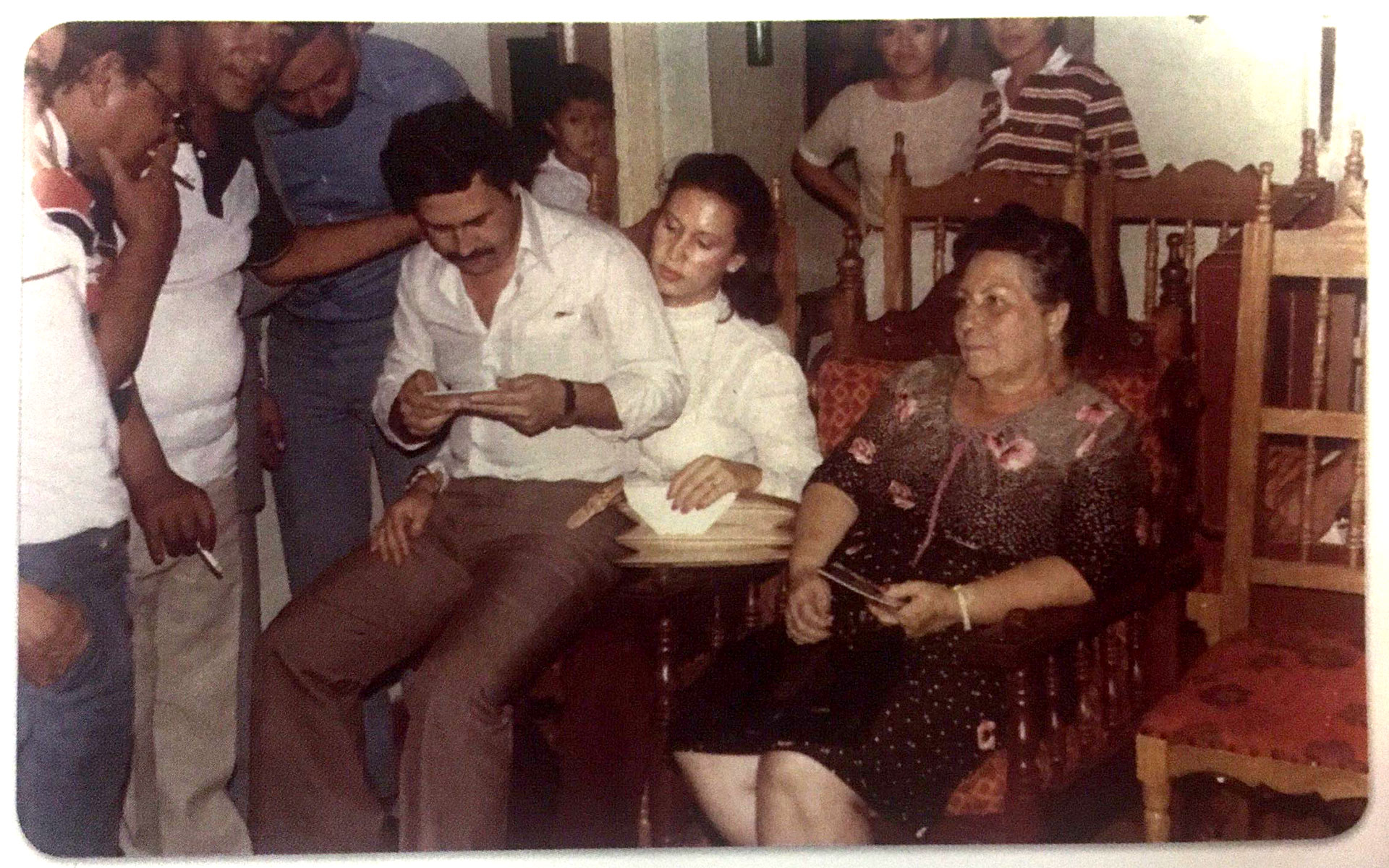 Pablo Escobar con su esposa y su madre (Victoria Eugenia Henao – Editorial Planeta)