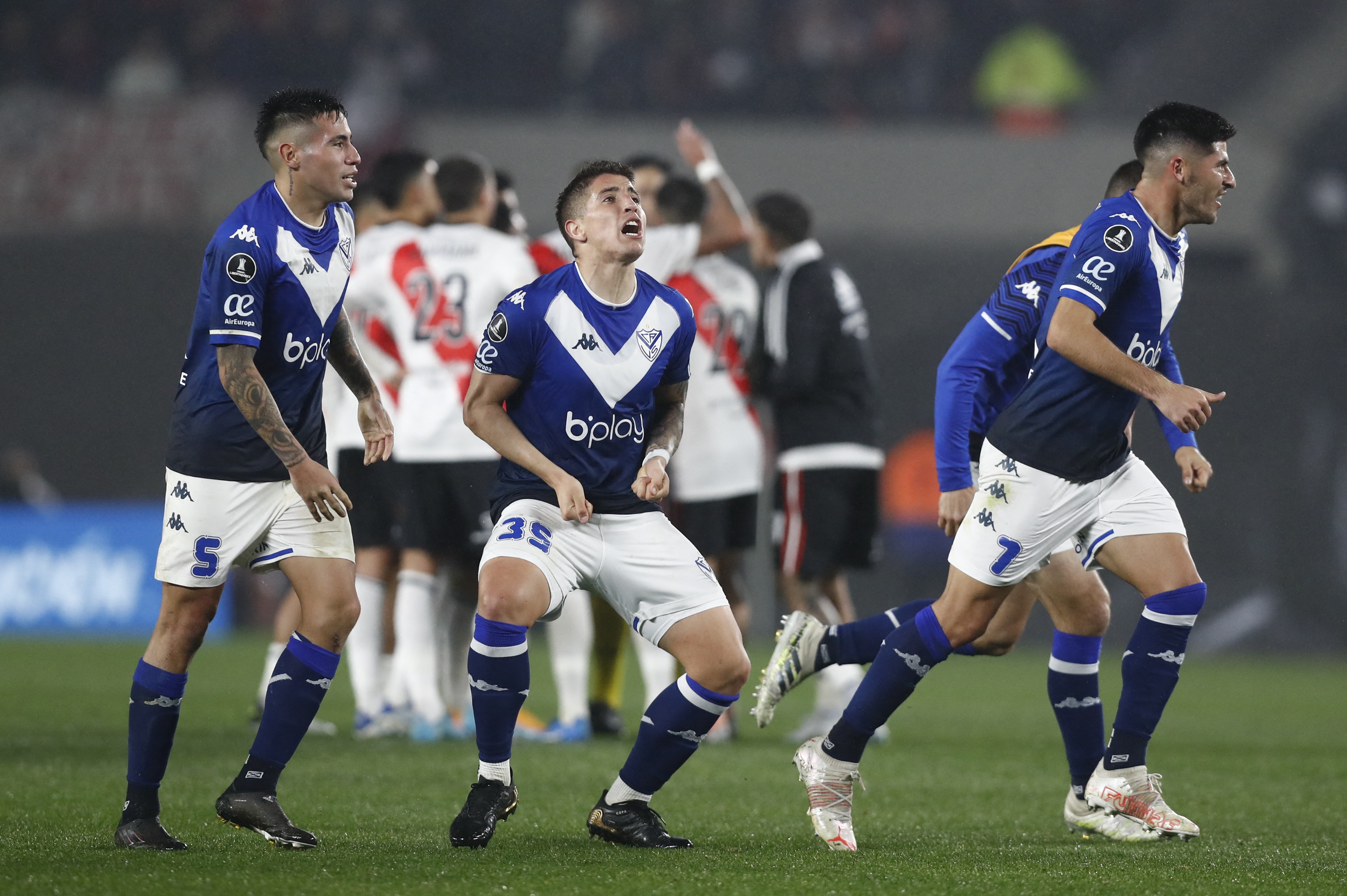 En un partido cargado de polémica, Vélez eliminó a River Plate y avanzó a  los cuartos de final de la Copa Libertadores - Infobae