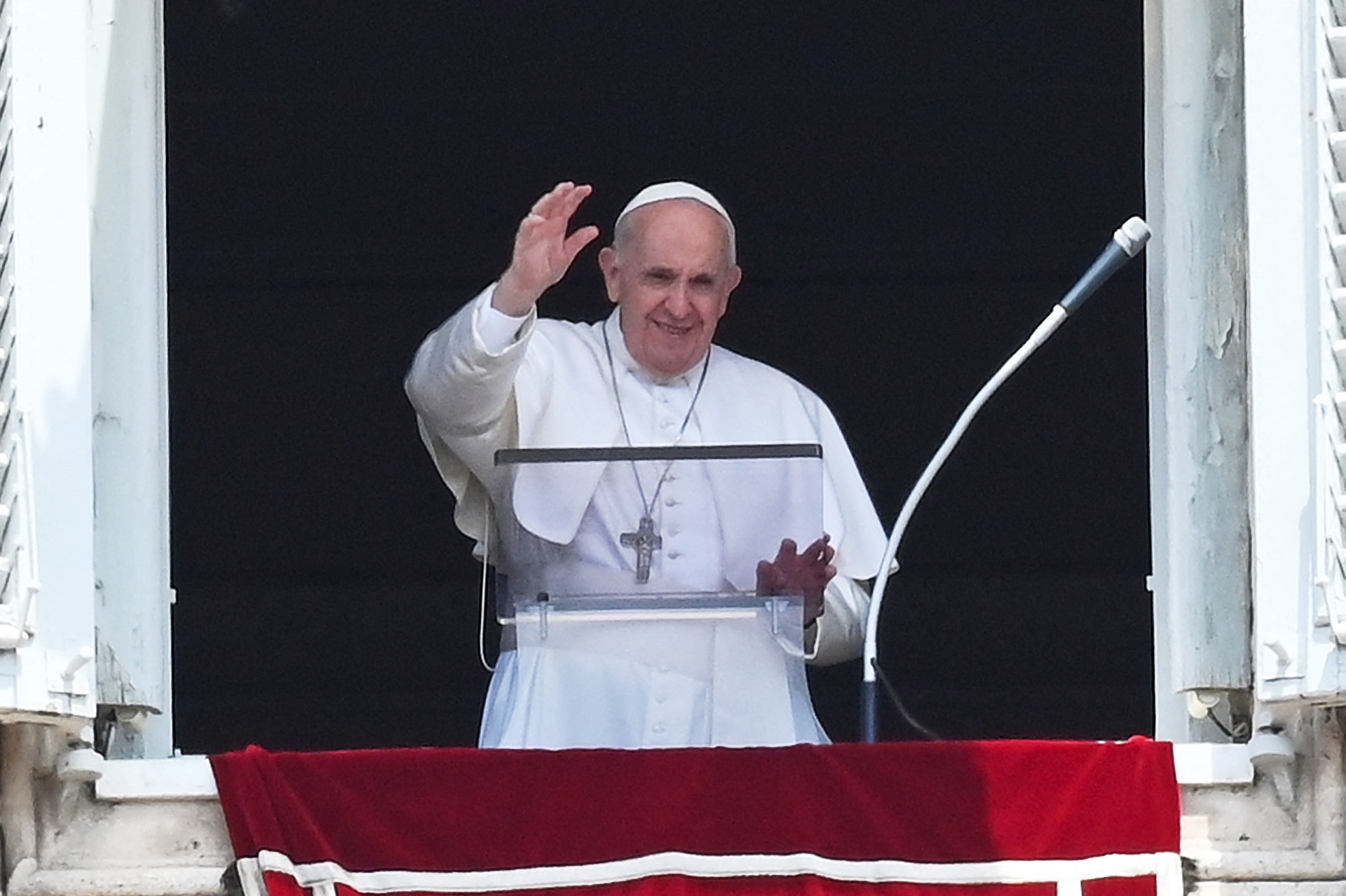 El saludo a la Plaza del Vaticano este domingo (AFP)