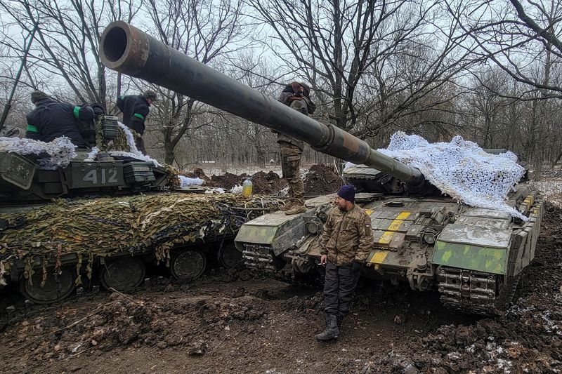 Militares ucranianos sobre sus tanques cerca de la ciudad de Bakhmut, en la línea del frente, en medio del ataque de Rusia contra Ucrania, en la región de Donetsk. REUTERS/Vladyslav Smilianets/File Photo