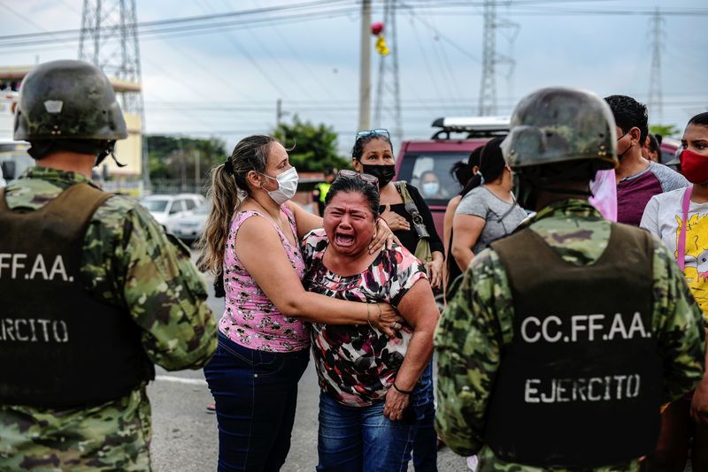 Una mujer llorando fuera de una prisión en Guayaquil donde enfrentamientos entre reos dejaron varios muertos en febrero de este año (Foto: Reuters)