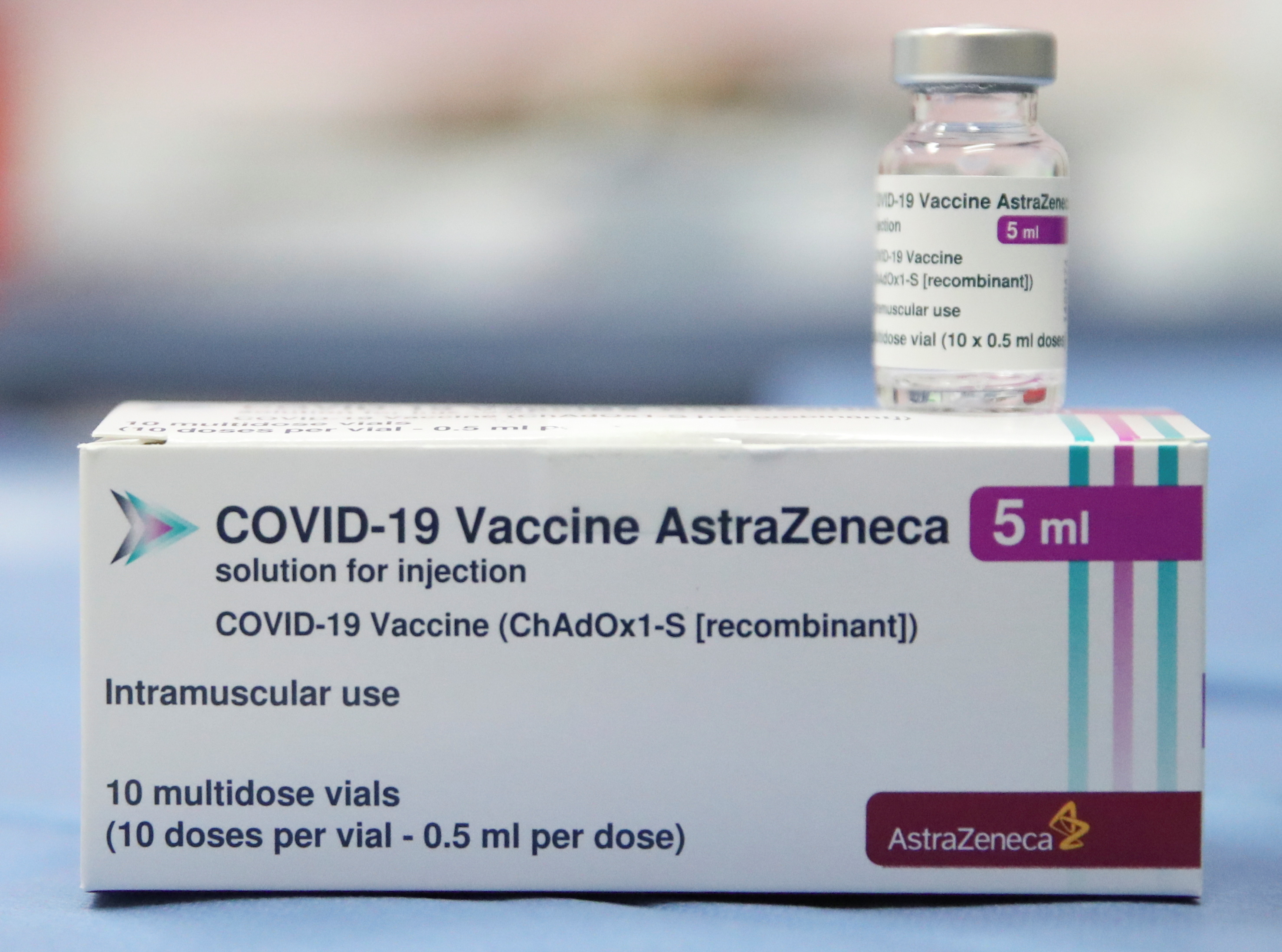 Una caja con la vacuna desarrollada por AstraZeneca y Oxford. REUTERS/Yves Herman