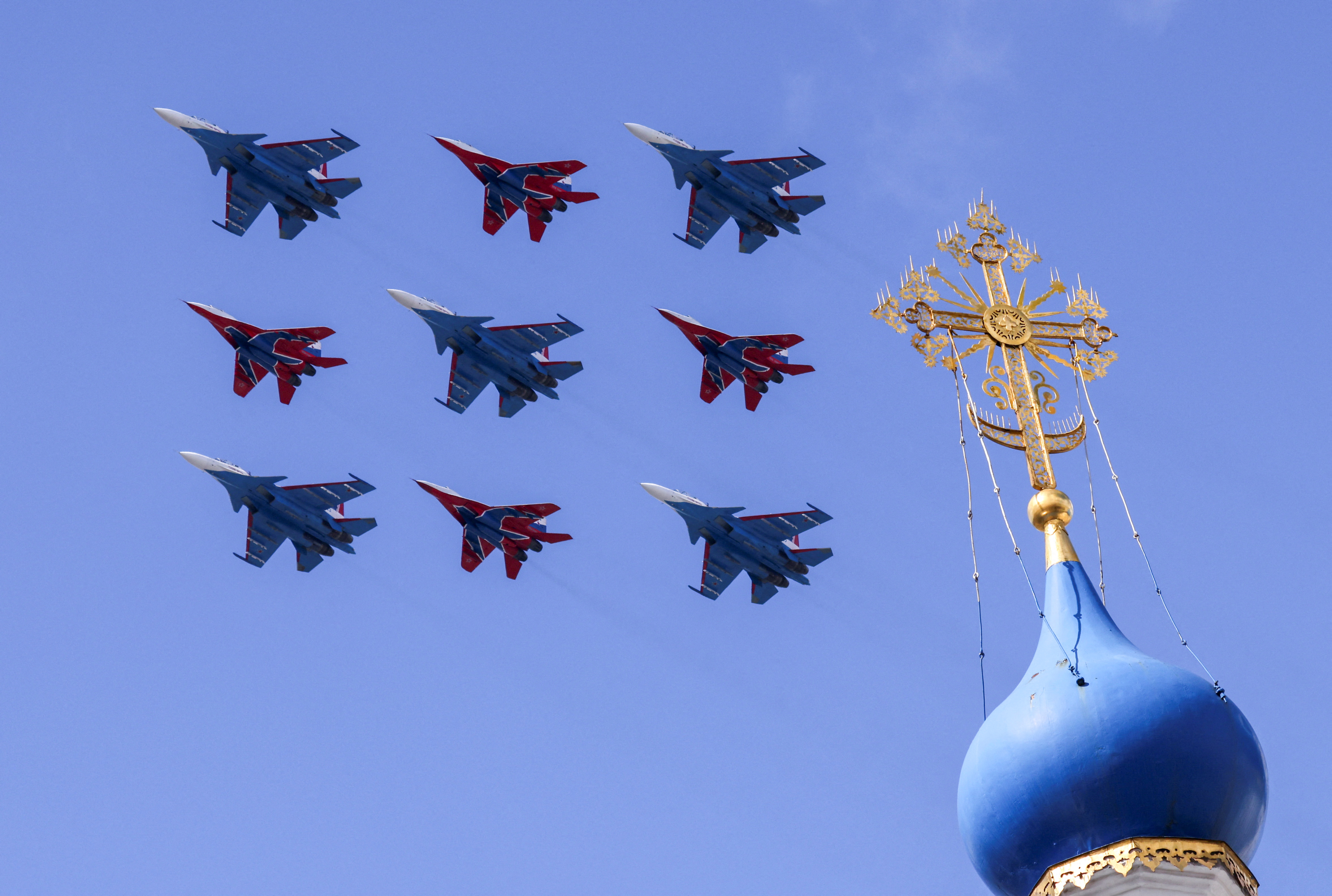 Los aviones de combate MiG-29 del ejército ruso de Strizhi (Swifts) y los aviones de combate Su-30SM de los equipos acrobáticos Russkiye Vityazi (Caballeros Rusos) vuelan en formación durante un ensayo  (REUTERS/Maxim Shemetov)
