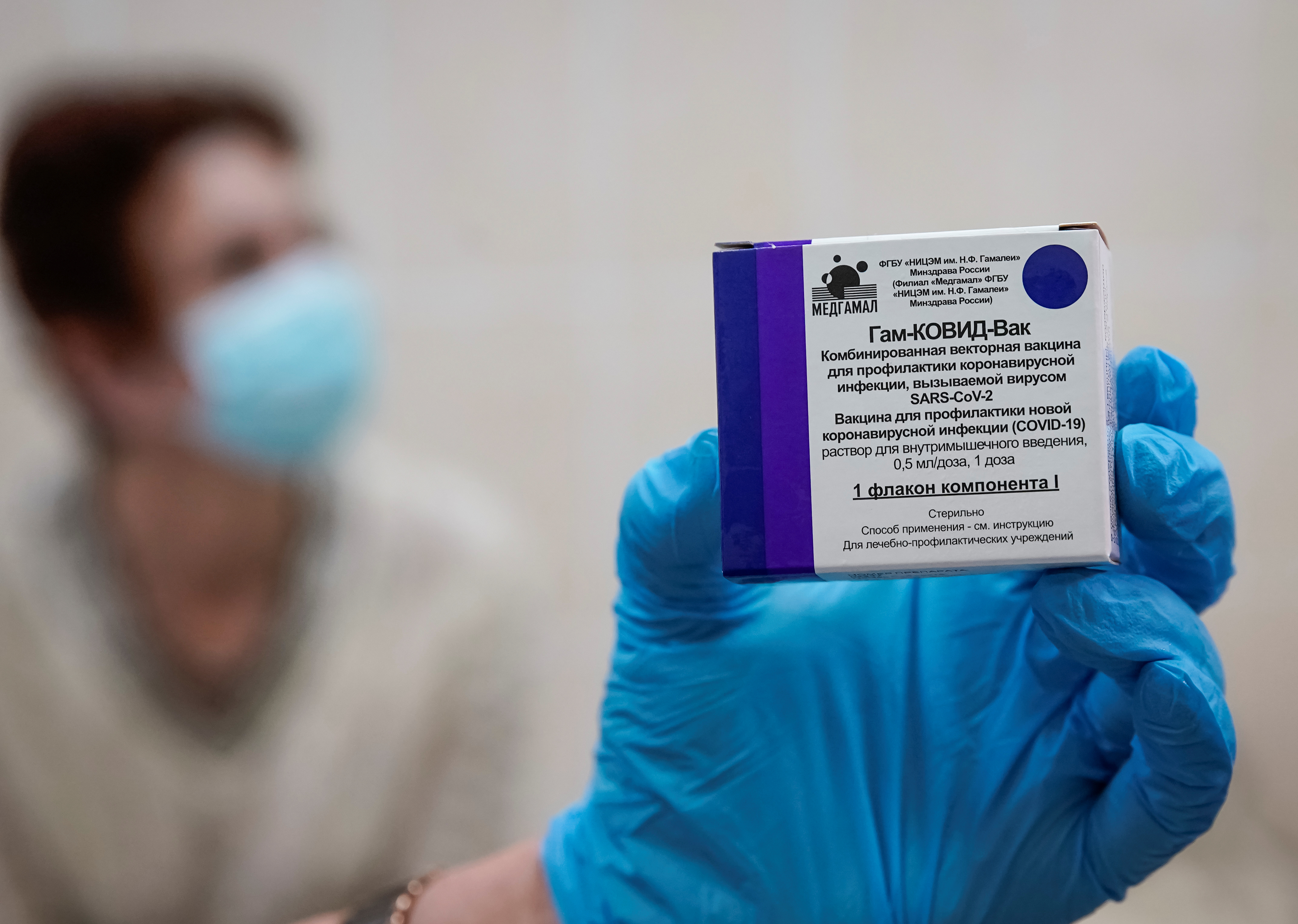 Una enfermera muestra el envase de la vacuna rusa que ya se distribuye en centros de salud para su testeo - REUTERS/Tatyana Makeyeva