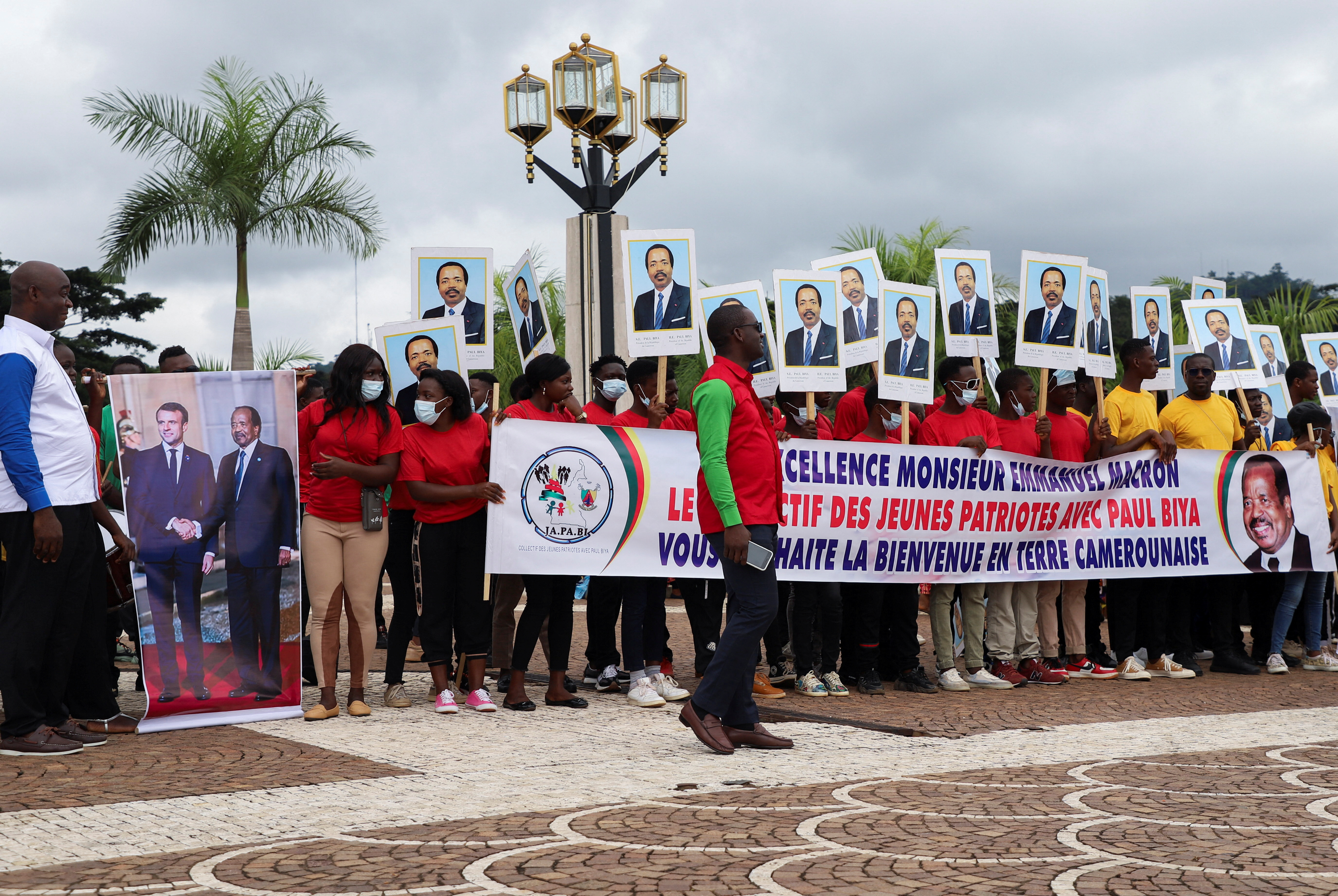 Los partidarios del presidente de Camerún, Paul Biya, esperan para dar la bienvenida al presidente francés, Emmanuel Macron, en el palacio presidencial de Yaoundé, Camerún, el 26 de julio de 2022. REUTERS/Desire Danga Essigue