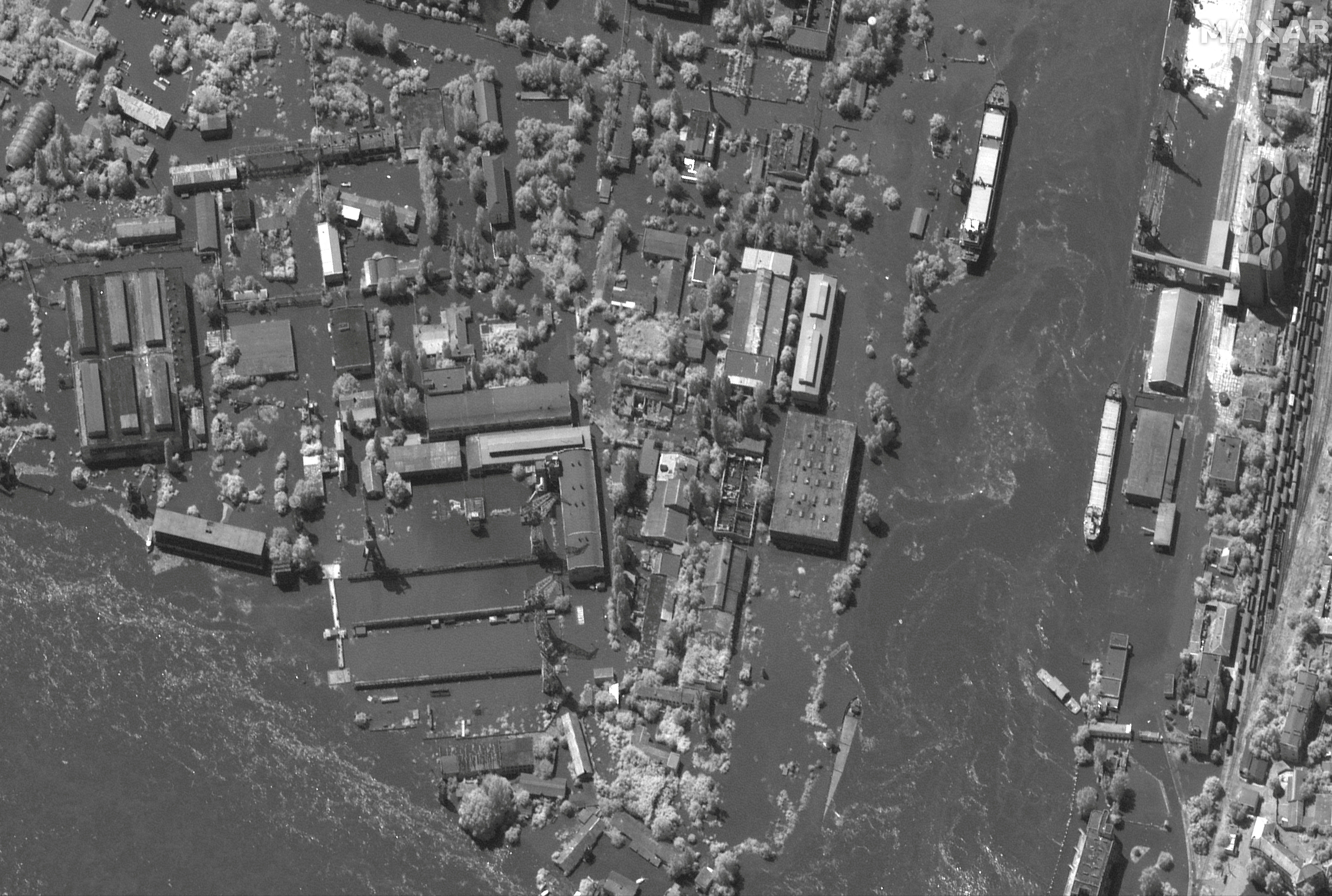 Una imagen de satélite muestra instalaciones portuarias y una zona industrial inundadas, en Kherson, Ucrania, 6 de junio de 2023. Maxar Technologies/Handout via REUTERS