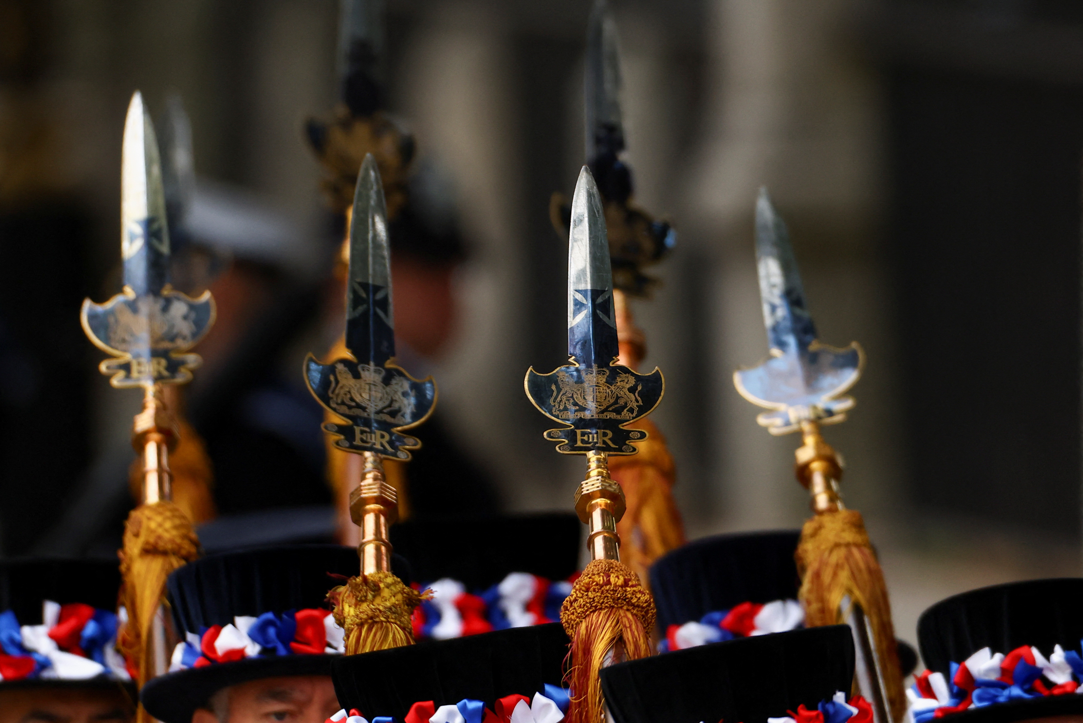 Algunas de las armas que llevan los mimebros de la guardia real durante el desfile