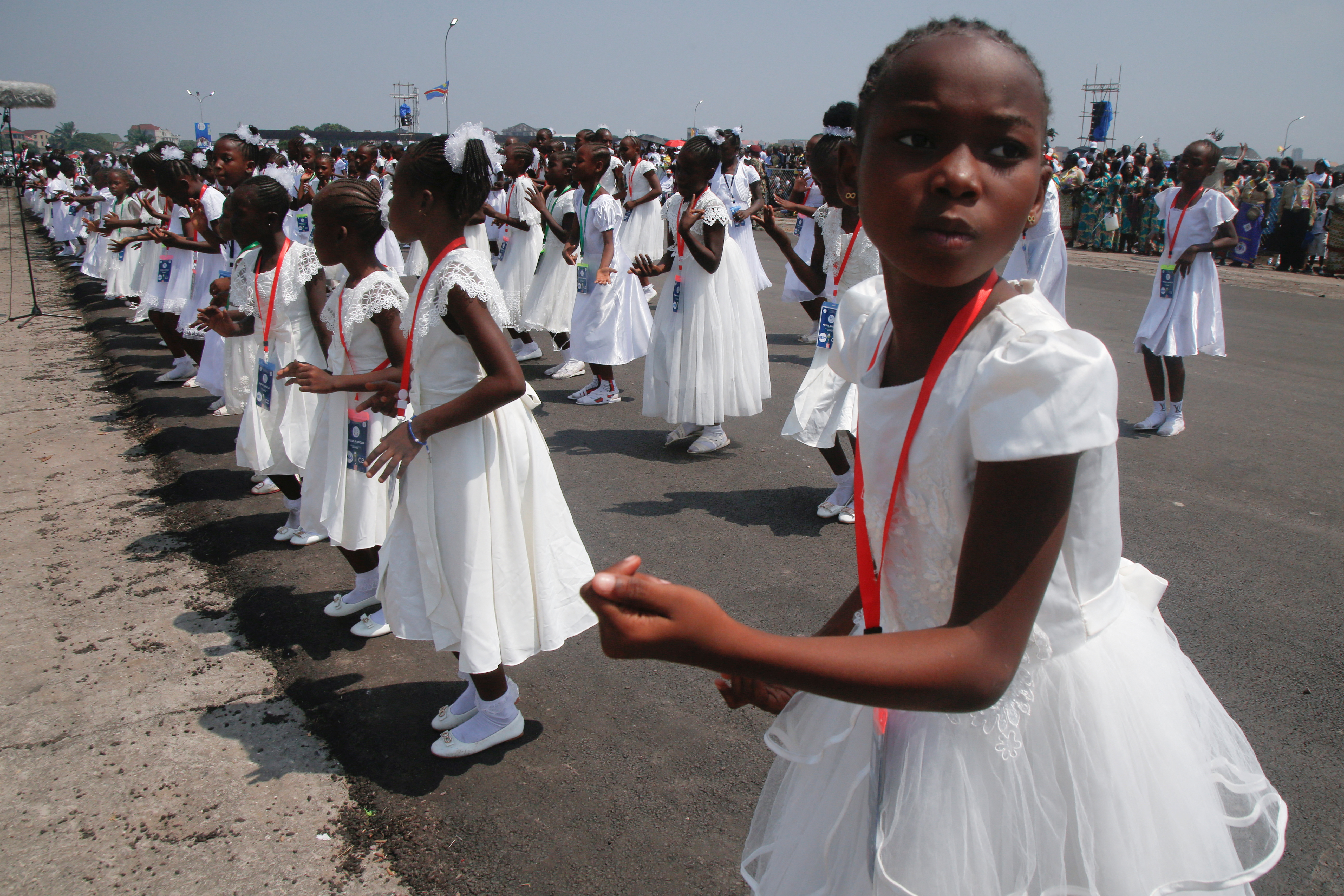 Niños bailan durante la visita del papa Francisco para la celebración de una misa en Kinshasa, República Democrática del Congo, 1 de febrero de 2023. REUTERS/Luc Gnago