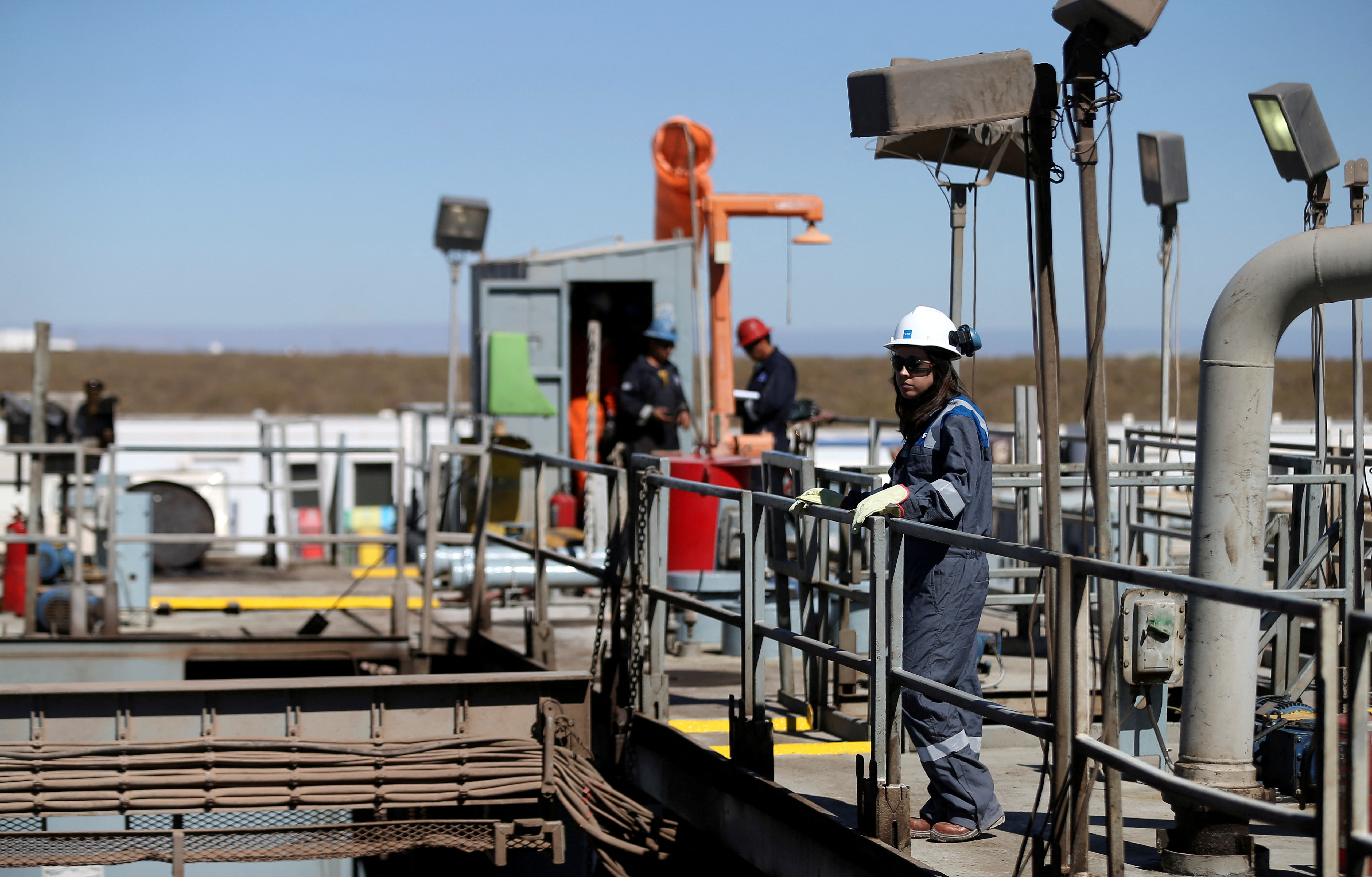FILE PHOTO: A worker looks on over a platform in a drilling rig at Vaca Muerta shale oil and gas drilling, in the Patagonian province of Neuquen, Argentina January 21, 2019. Picture taken January 21, 2019. REUTERS/Agustin Marcarian/File Photo