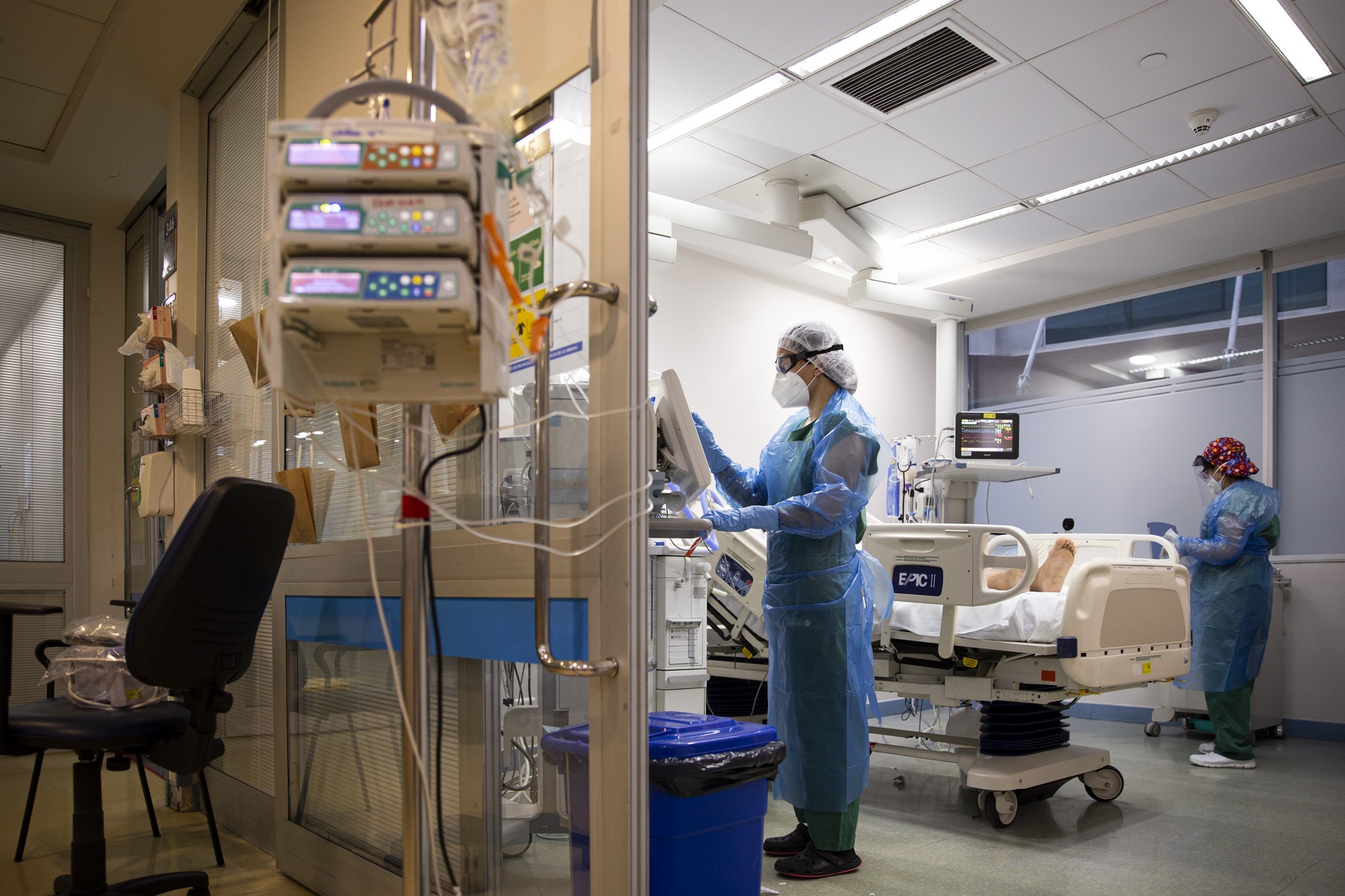 En los hospitales, el personal de la salud tiene que usar barbijos N95 para evitar el contagio de la tuberculosis. La bacteria es exhalada al respirar por los pacientes (Europa Press)