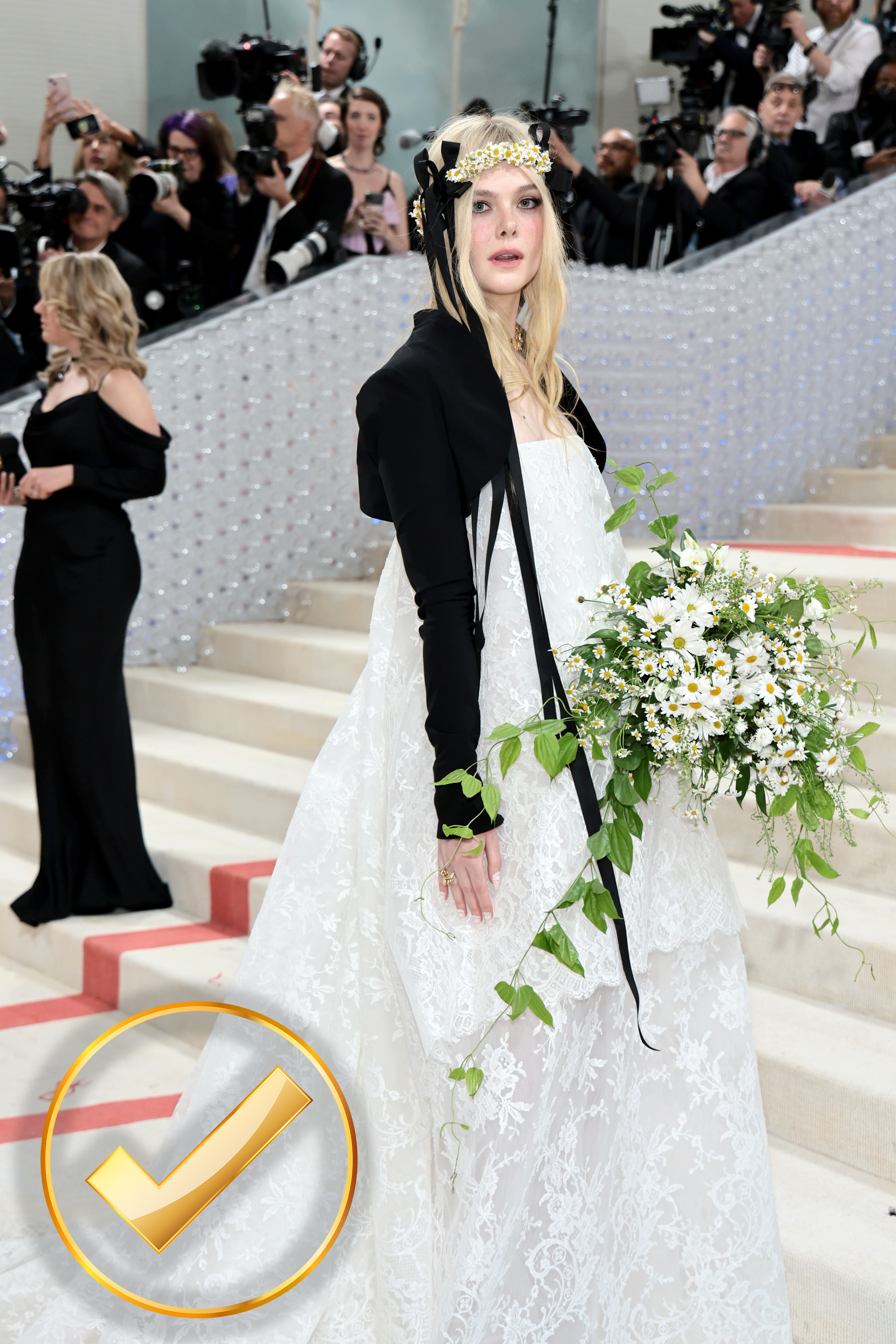Elle Fanning eligió por un estilo de hada de madera, según ella misma comentó, el cual estuvo diseñado por Andreas Kronthaler para Vivienne Westwood y fue parte de su primer desfile de alta costura de Chanel de 2011