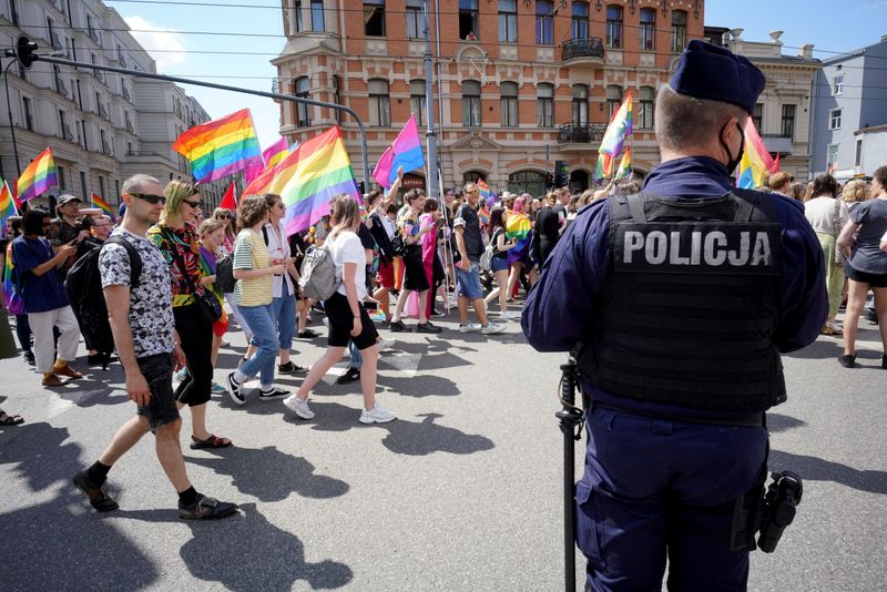 Manifestantes participan en la Marcha por la Igualdad en apoyo a la comunidad LGBT, en Lodz, Polonia el 26 de junio (Reuters)