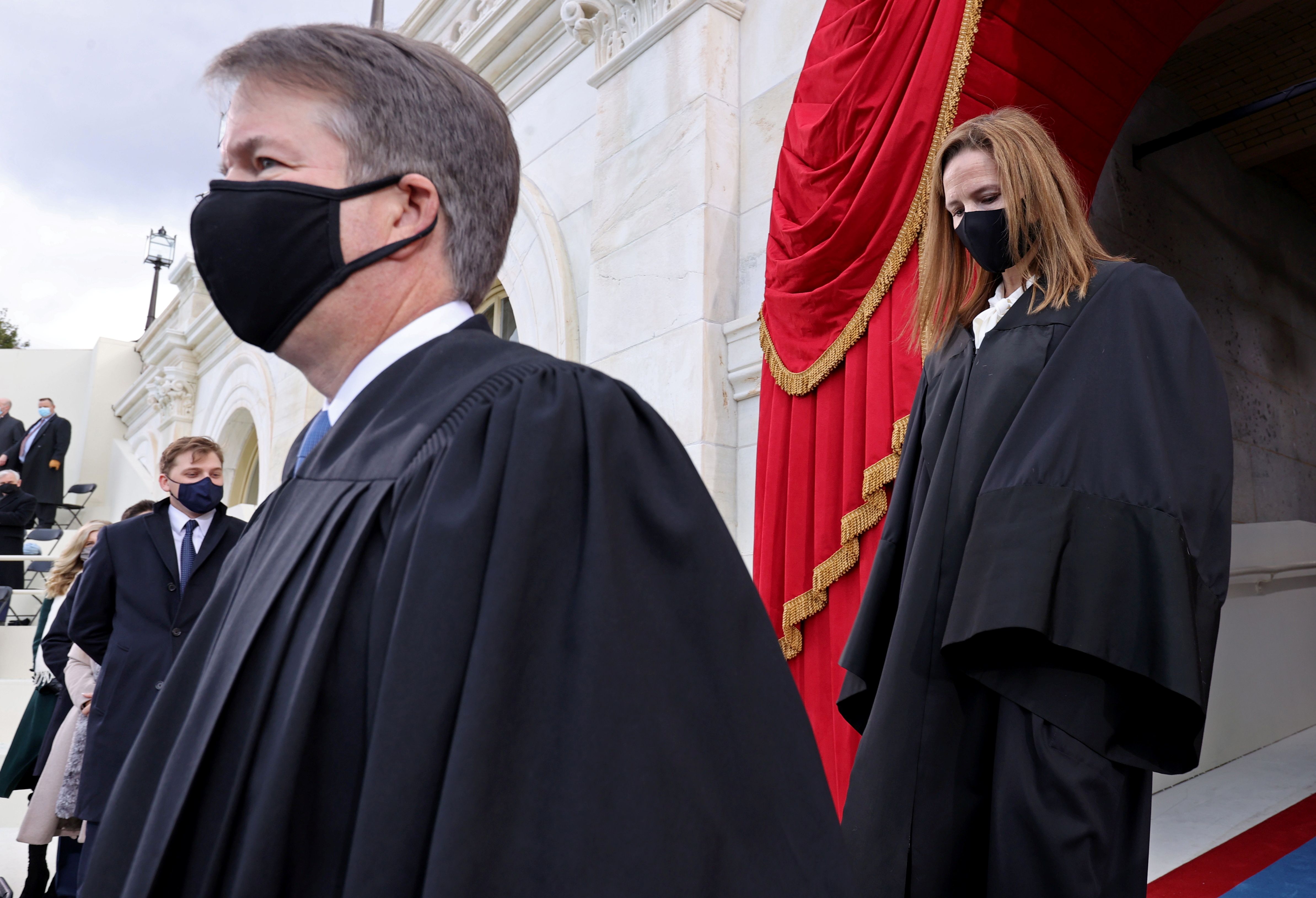 Brett Kavanaugh y Amy Coney Barrett, los dos últimos jueces de la Corte Suprema nombrados por Donald Trump. Foto: REUTERS/Jonathan Ernst/Pool