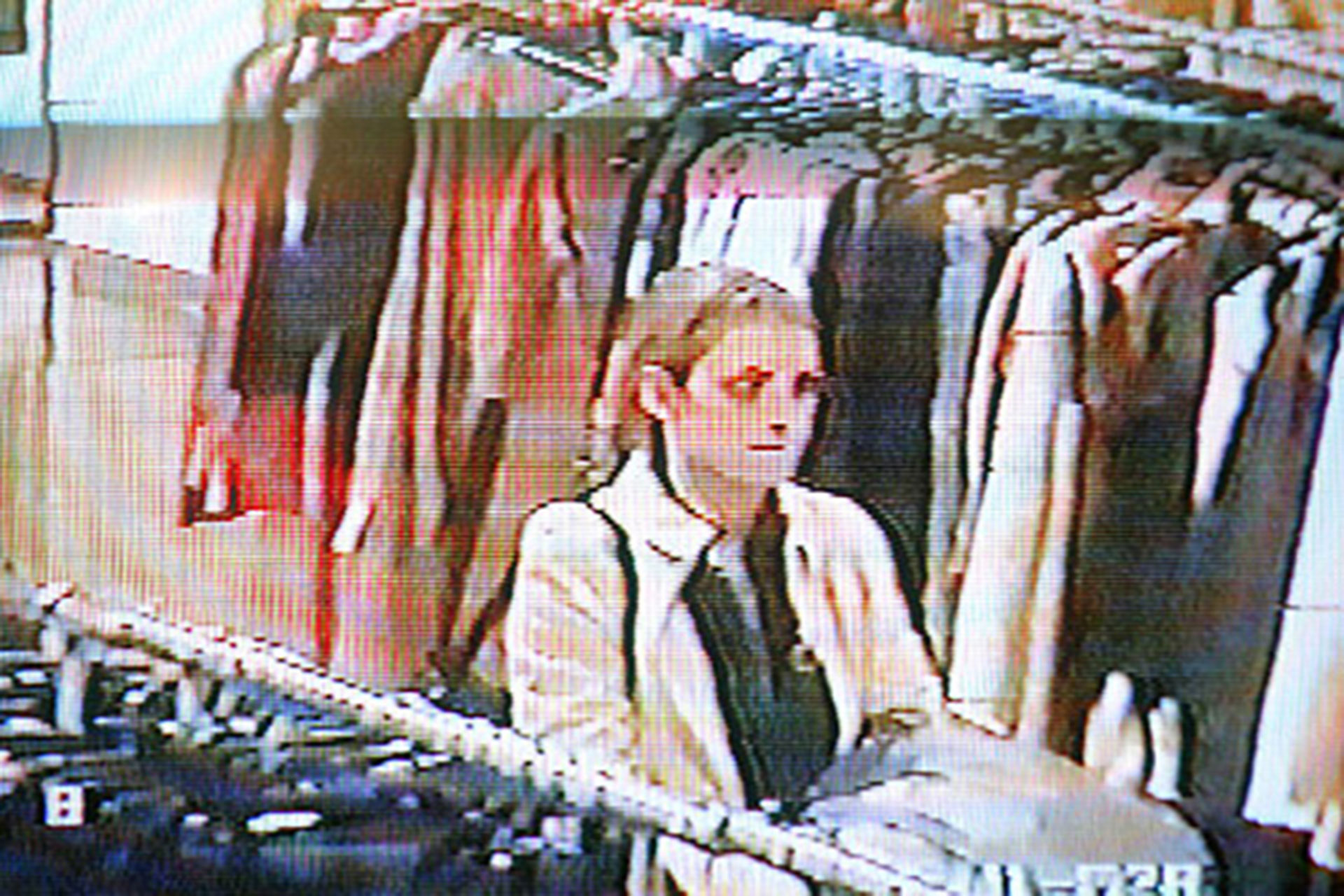La filmación de Winona Ryder robando ropa y accesorios en una tienda de Beverly Hills el 12 de diciembre de 2001 (Los Angeles County Courts/Getty Images)