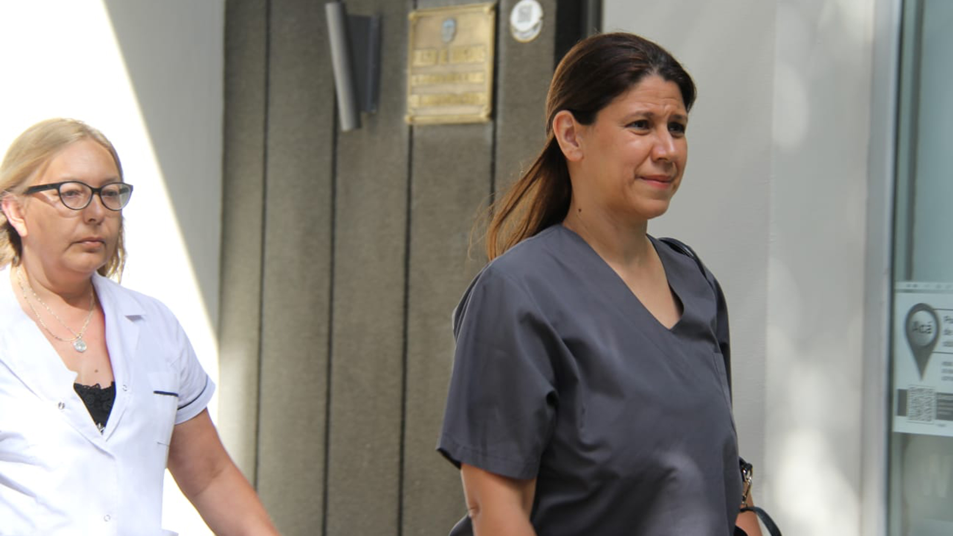 De ambo gris, Patricia Liliana Gómez, médica que constató las lesiones de los imputados en la Comisaría 1° de Villa Gesell (Ezequiel Acuña)