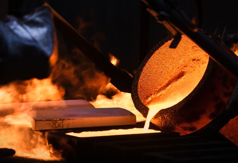 FOTO DE ARCHIVO: Un lingote de oro con un 99,99% de pureza es fundido en la planta de metales no ferrosos Krastsvetmet en la ciudad siberiana de Krasnoyarsk, Rusia. 10 de marzo, 2022. REUTERS/Alexander Manzyuk/Archivo