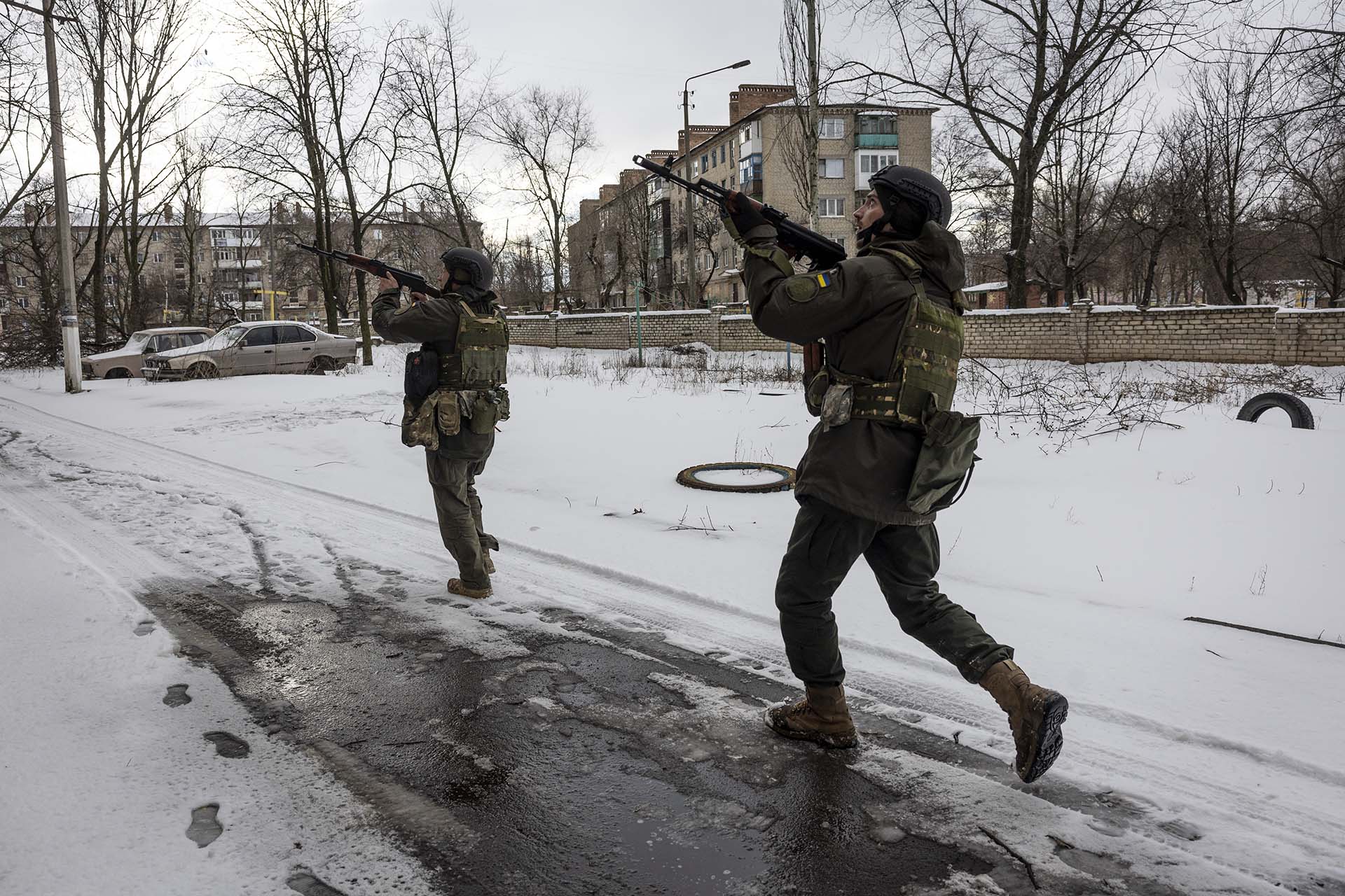 Soldados ucranianos disparan contra un bloque de viviendas en las afueras de la ciudad de Bahkmut, desde donde disparaba un francotirador, presuntamente ruso. (John Moore/Getty Images)