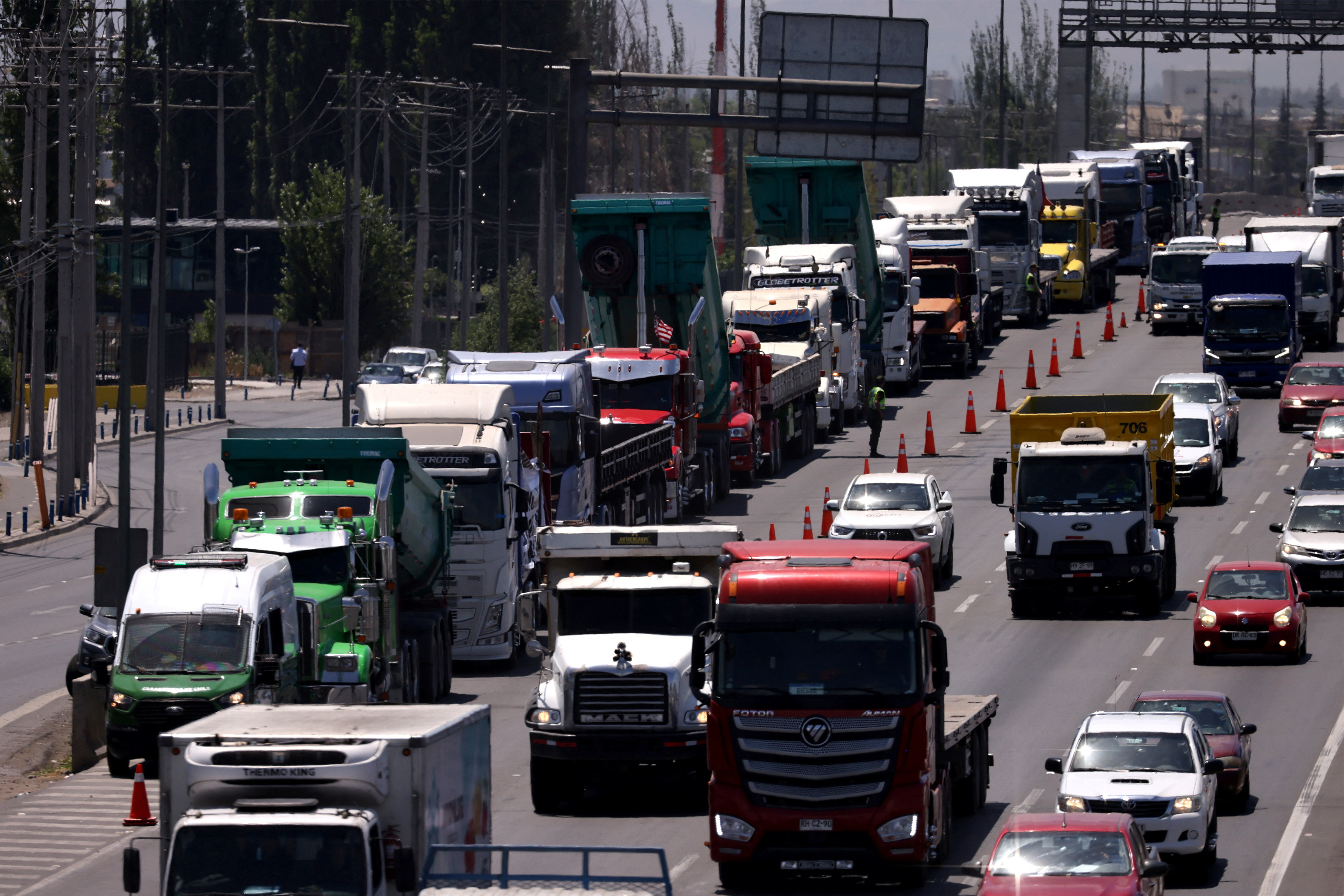Chile firmó un convenio con dos de los sindicatos de camioneros para levantar la huelga. (REUTERS)