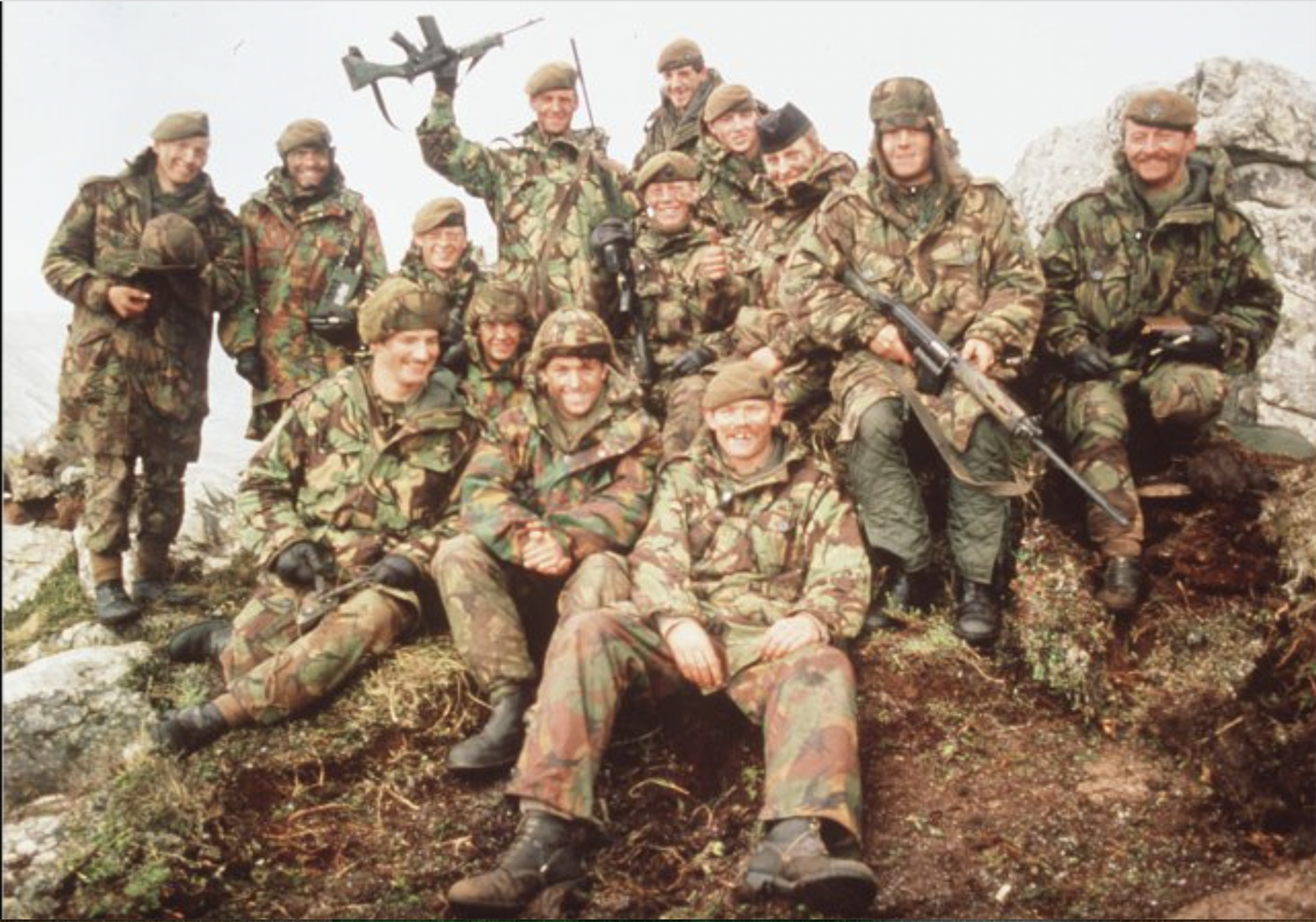 Hombres del 7º Pelotón, Compañía G del 2do. Batallón de Guardias Escoceses celebran la noticia del final de la guerra el 14 de junio en Monte Tumbledown (Foto: Paul Haley, Soldier Magazine, © IWM FKD 314)